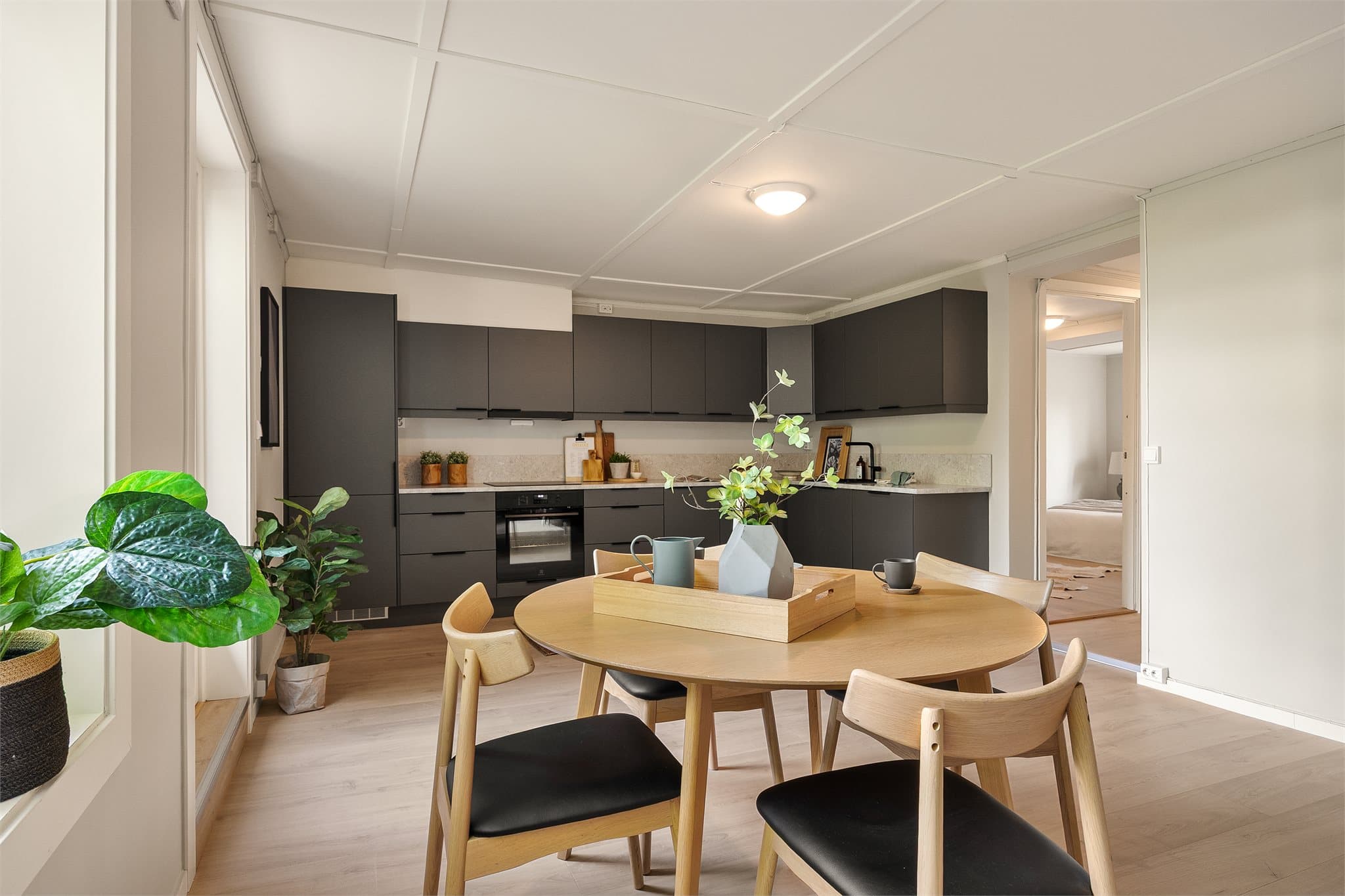Ved spisebordet kan du nyte gode måltider med venner og familie.