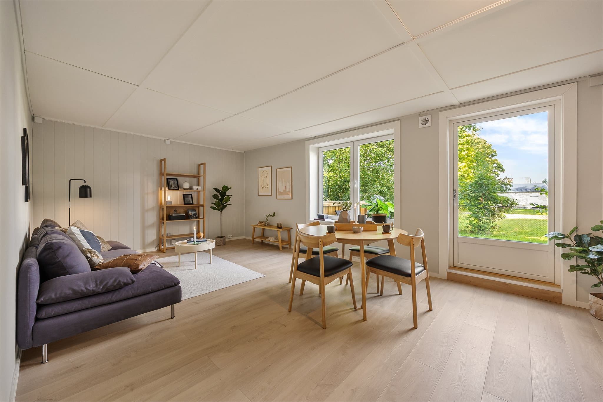 Åpen stue- og spisestueløsning med direkte utgang til terrassen. Lyst, luftig og praktisk planløsning.
