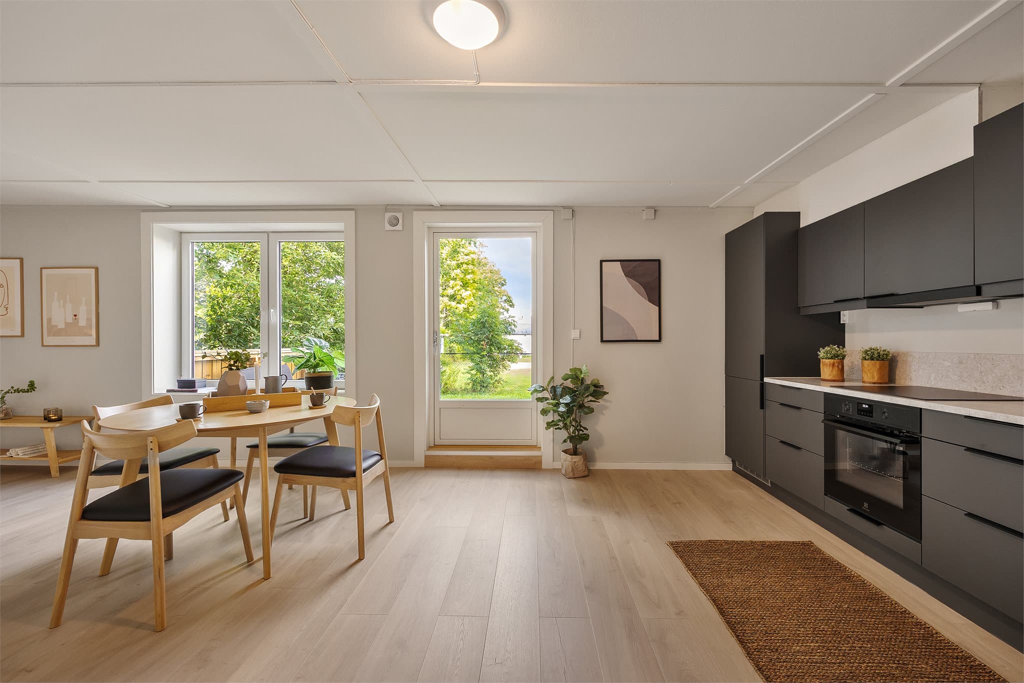 Fra kjøkkenet er det utgang til en nordøst-vendt markterrasse.