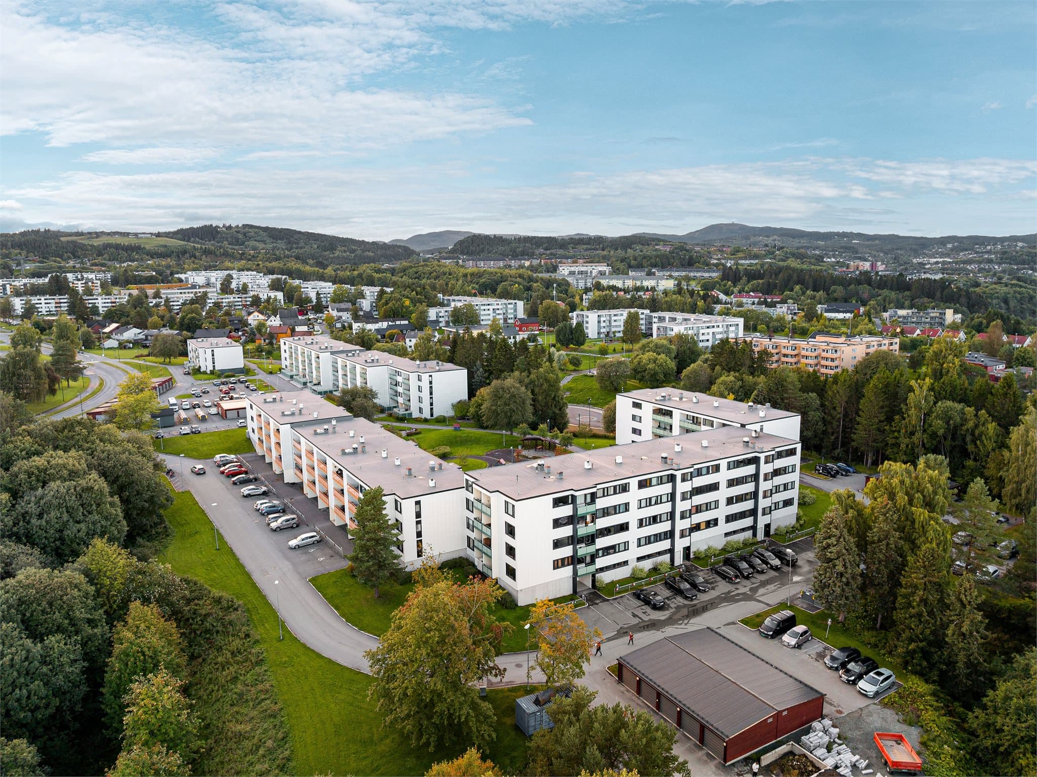 Her bor du med ca. 5 minutters gange til gode bussforbindelser, som gir enkel tilgang til Trondheim sentrum, samt gangavstand til City Syd som byr på gode servicetilbud.