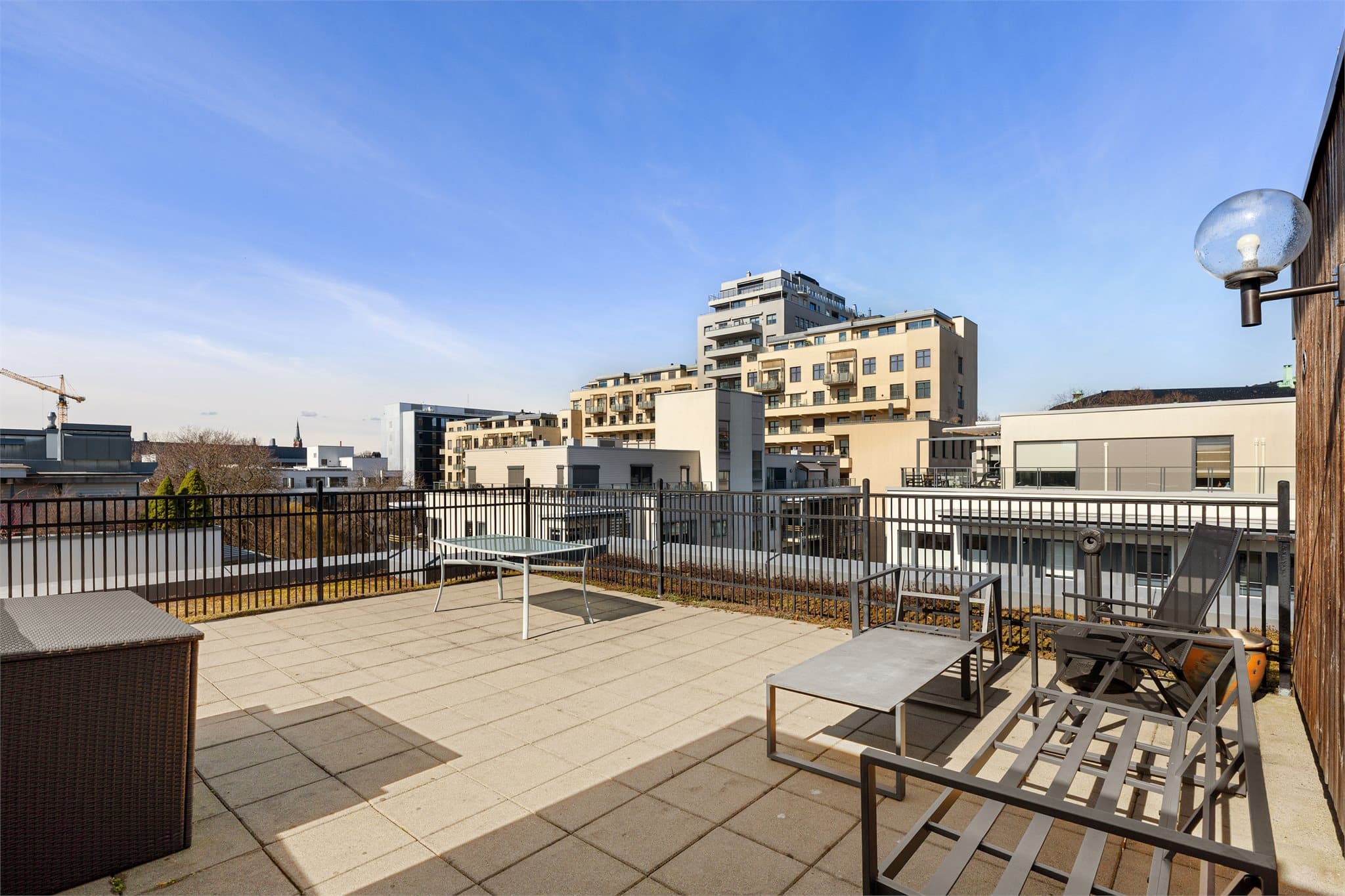 Sameiet har en stor, felles takterrasse med ny lounge-gruppe.