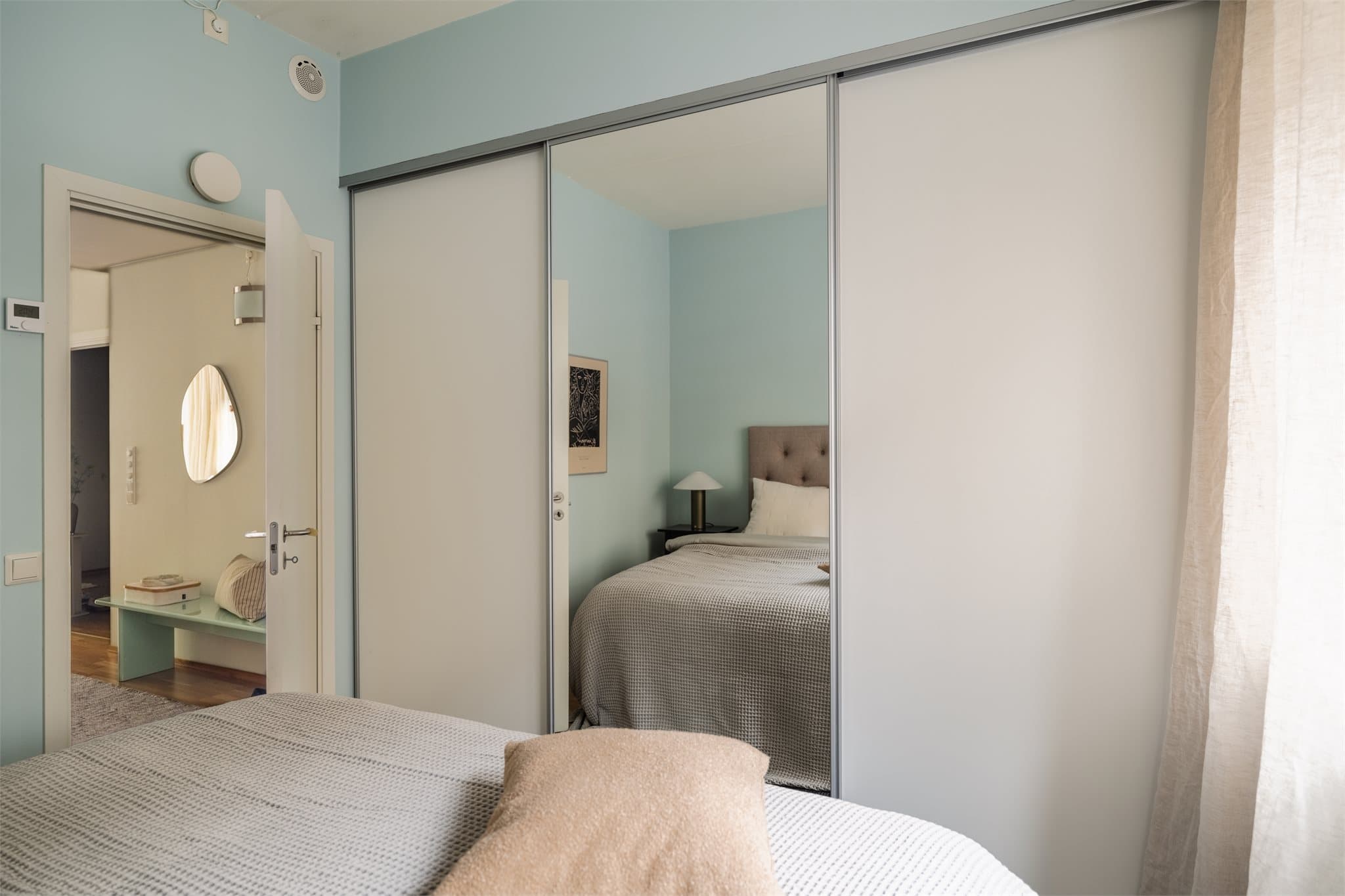 Hovedsoverommet har en stor skyvedørsgarderobe med god oppbevaringsplass.