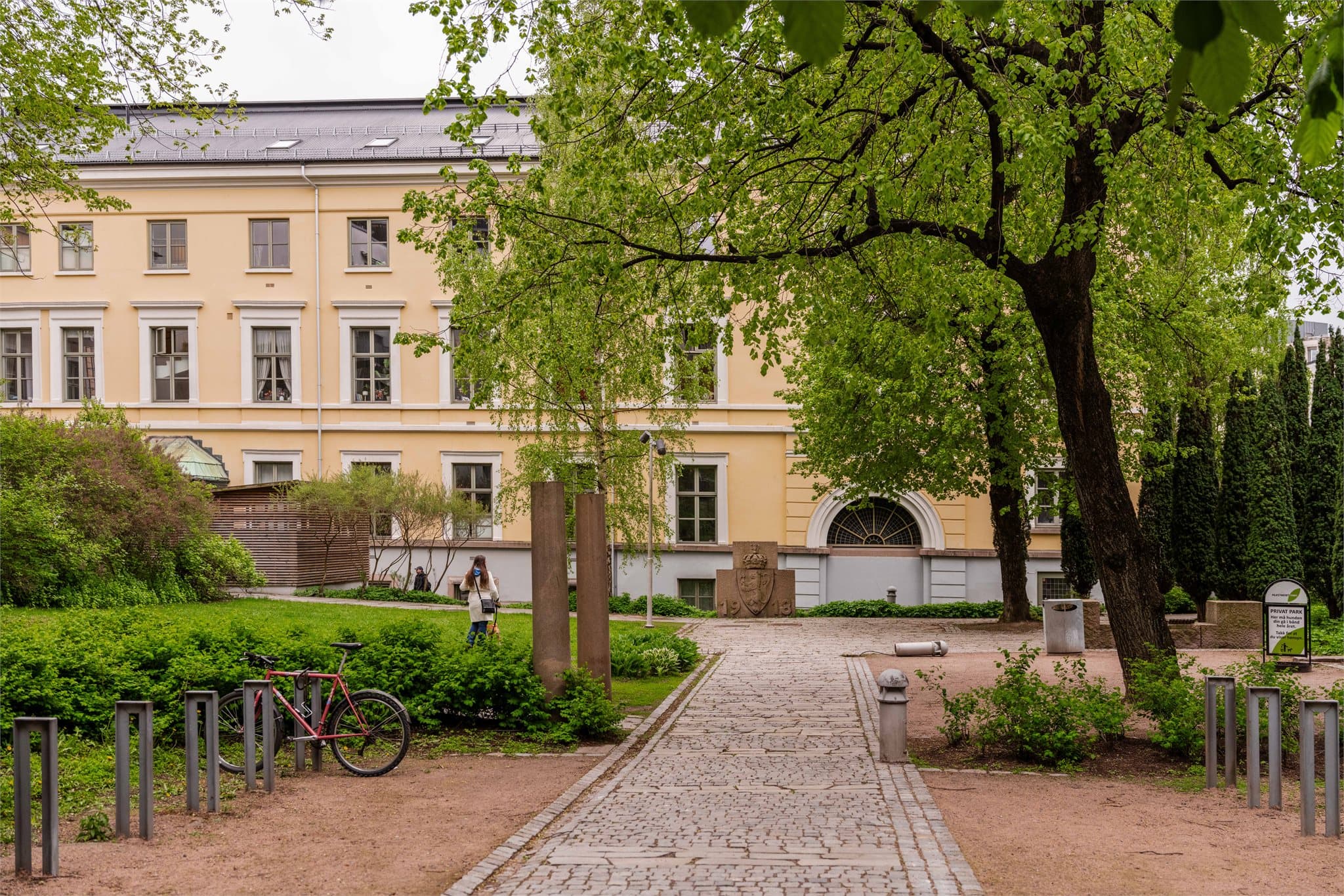 En grønn oase midt i byen med kort vei til alt av servicetilbud.