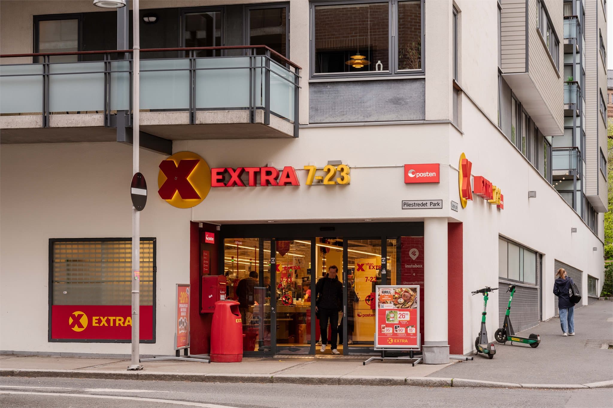 Dagligvarehandelen er enkel med Coop Extra, som har Post i butikk, kun ett minutts gange fra leiligheten.