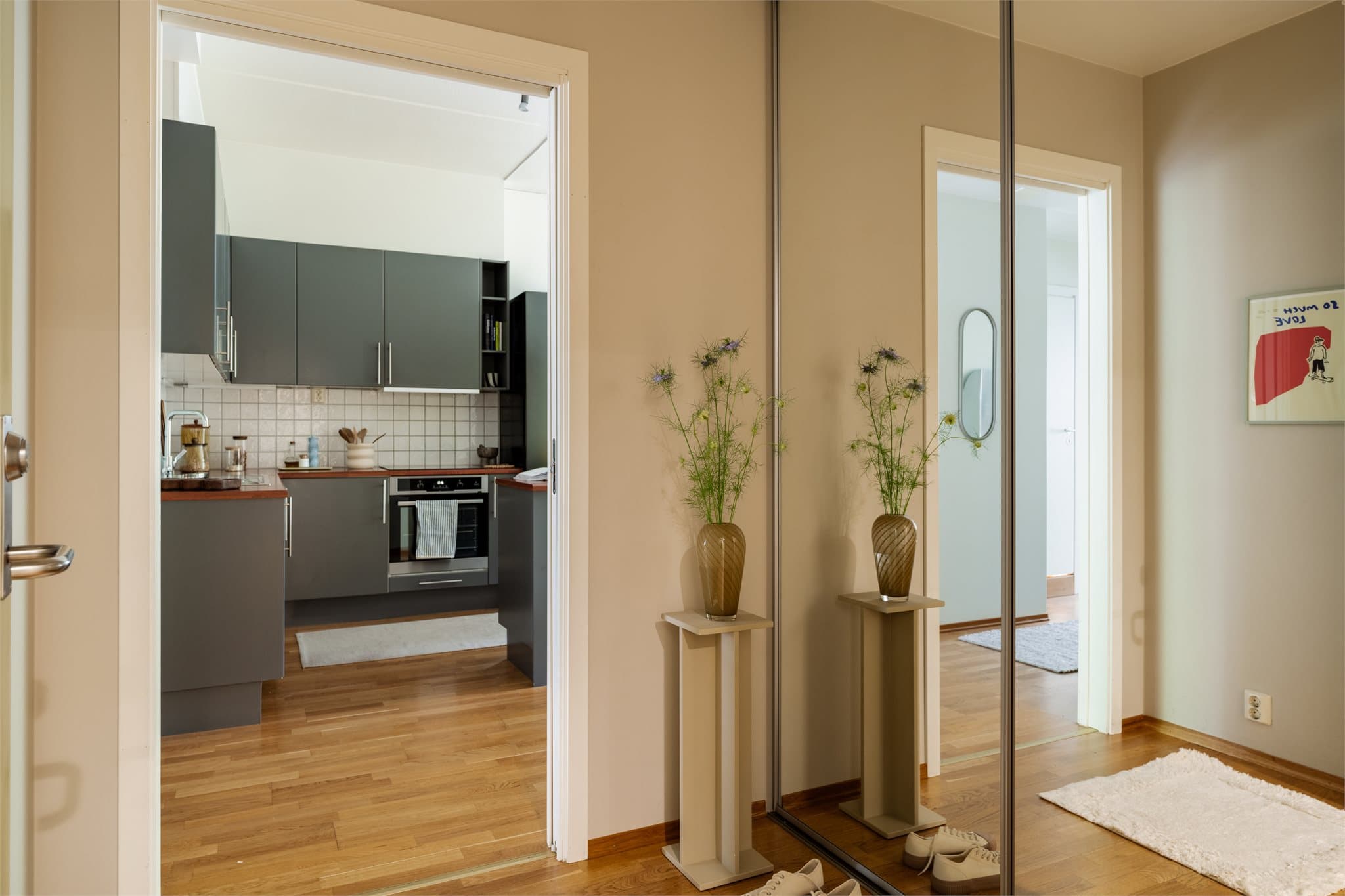 Entréen har en praktisk og romslig skyvedørsgarderobe med plass til å sette unna yttertøy.