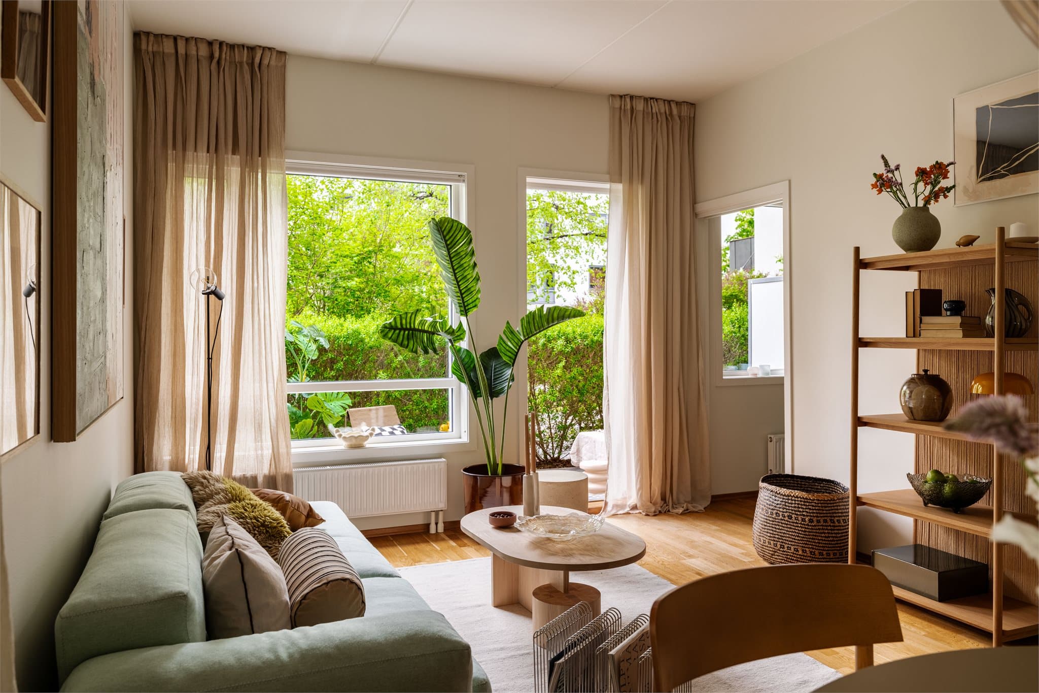 Balansert ventilasjon og fjernvarme sørger for et sunt og godt inneklima i hele boligen.