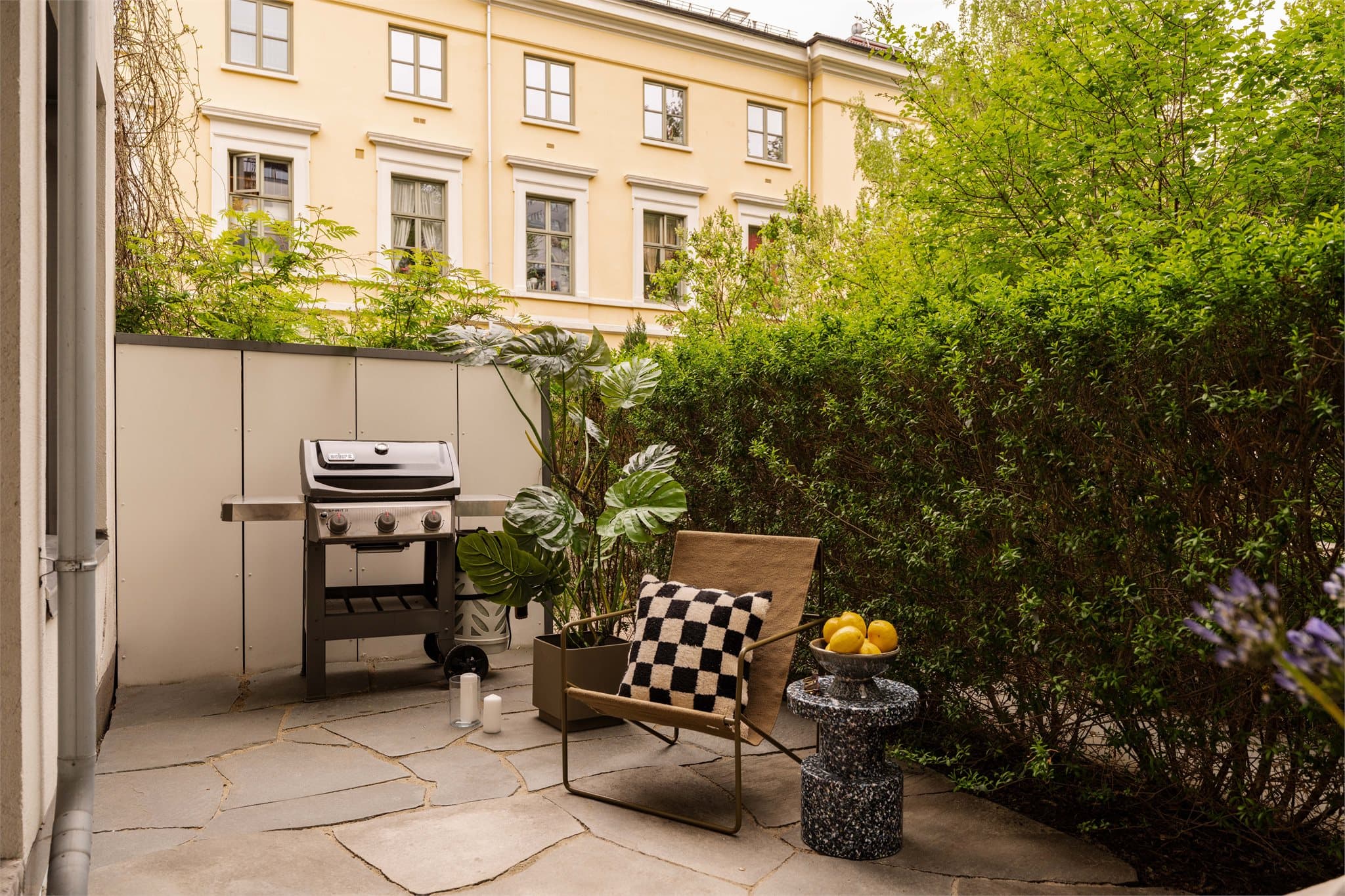Her er det god plass for utemøbler, grill og beplantning.
