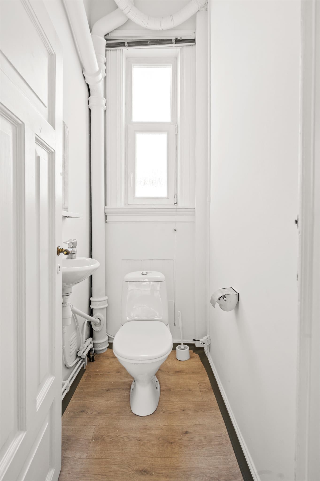 Toalettrom vegg-i-vegg med badet.