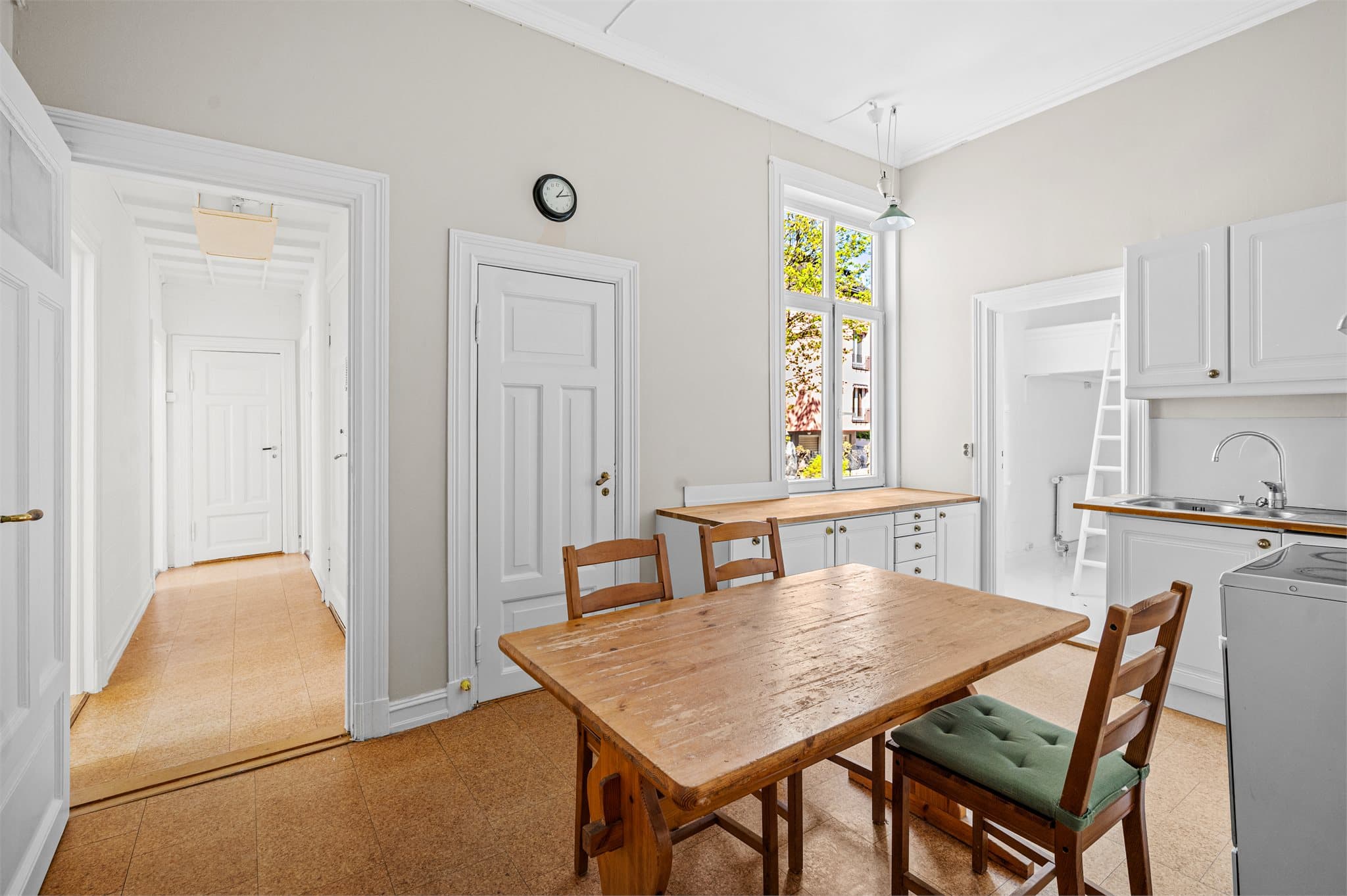 Stort kjøkken som fungerer som et knutpunkt i leiligheten.