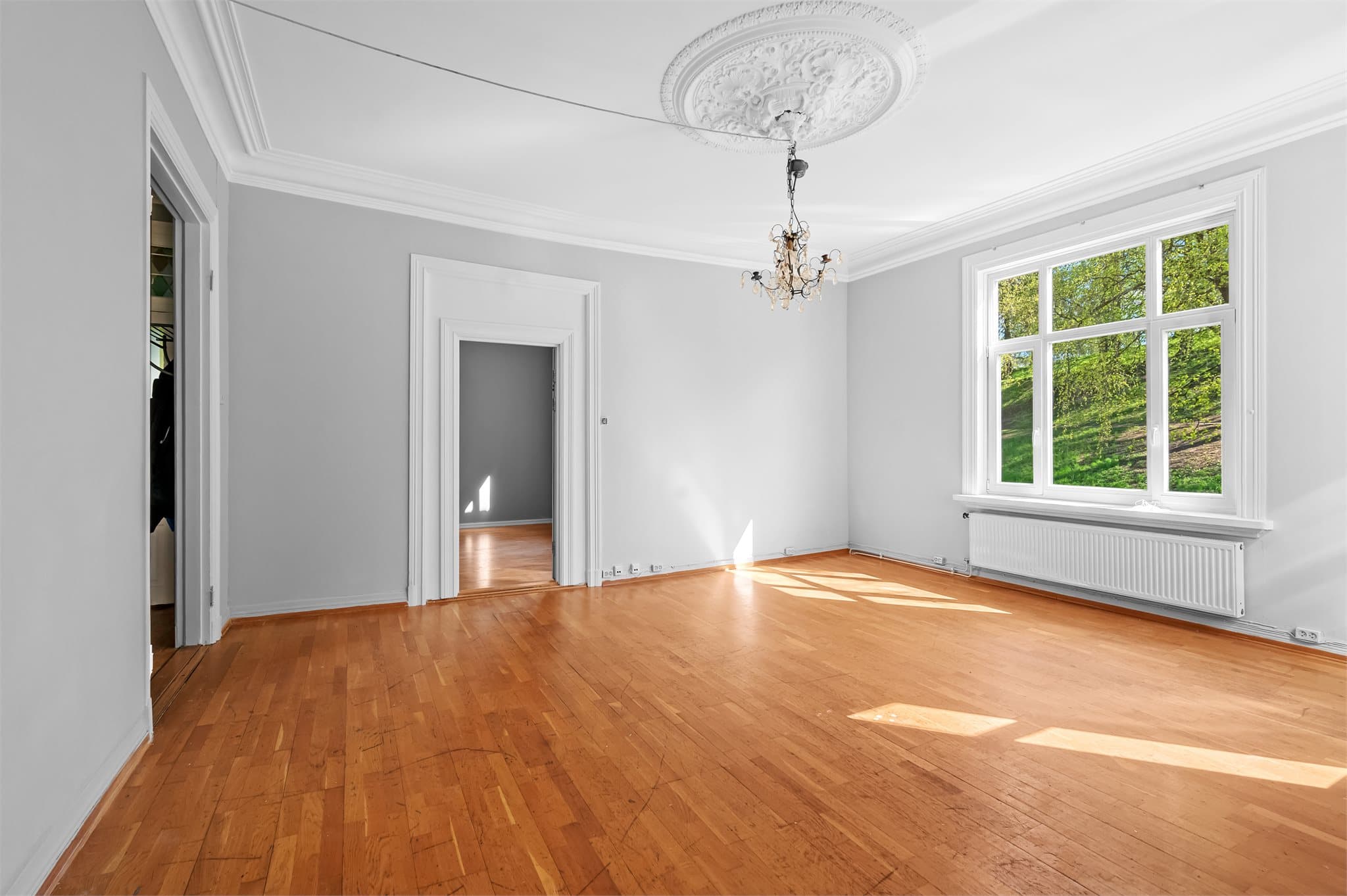 Stukkatur, rosett og god takhøyde på ca. 3,15 m