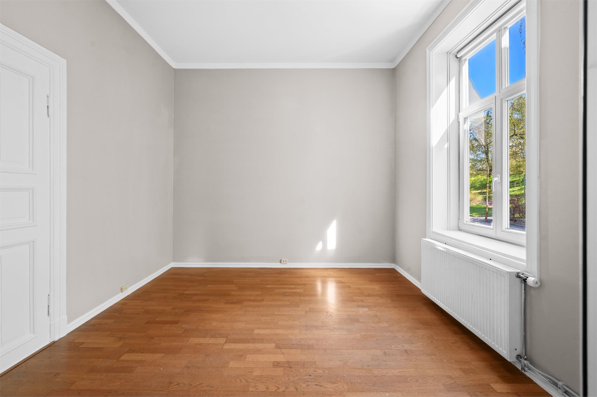 Leiligheten har blitt benyttet med 6 soverom og 1 stue, dog er flere av soverommene opprinnelige stuer som fint kan tilbakestilles.