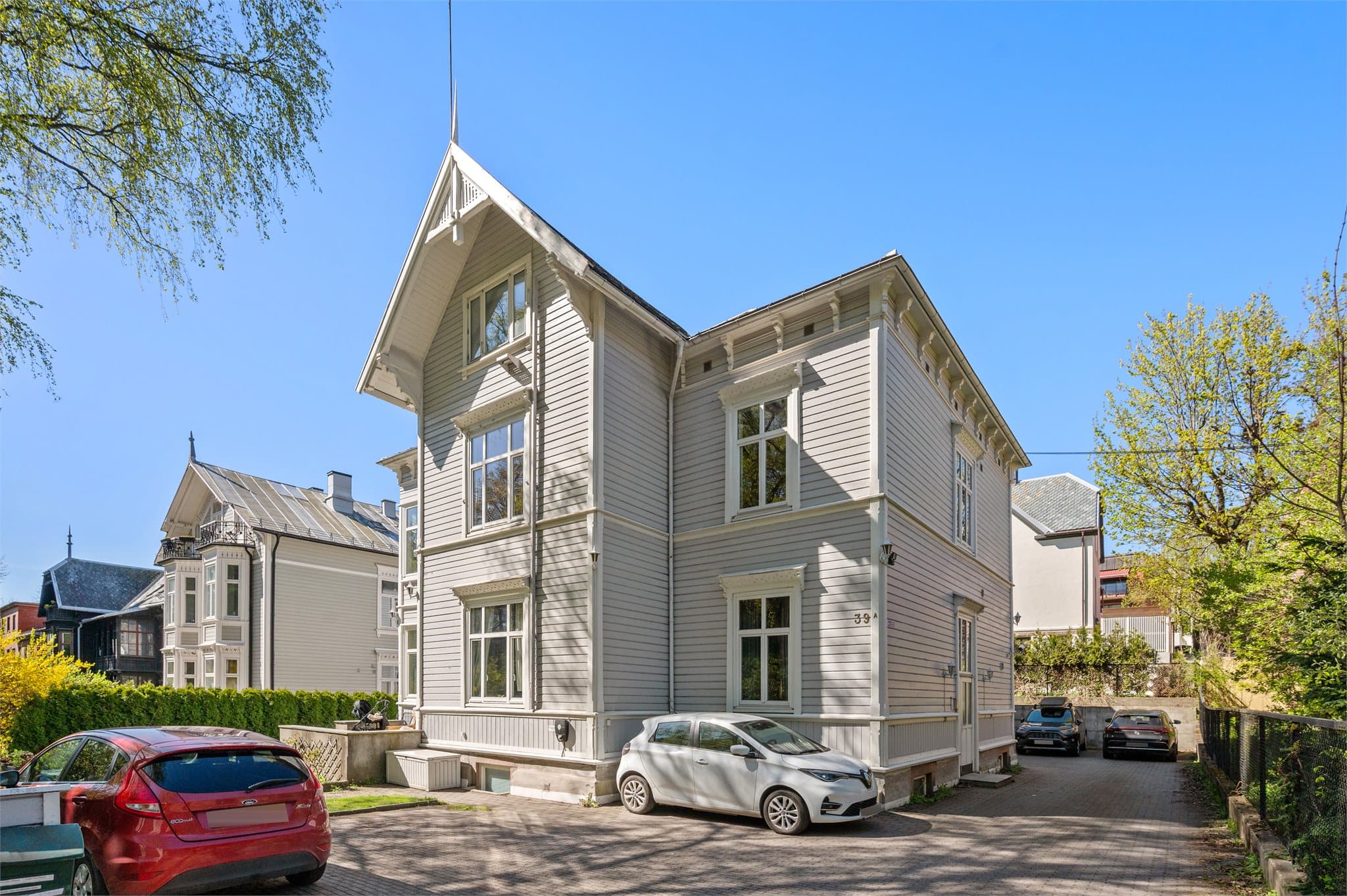 Det medfølger parkeringsplass. Ladeboks kan etableres.