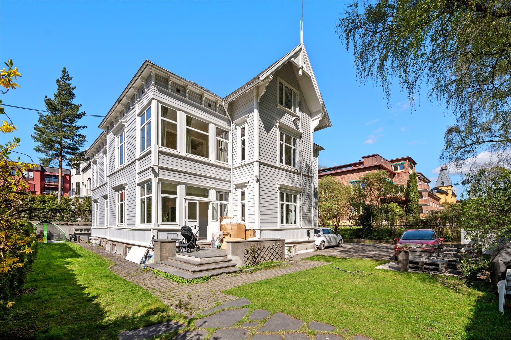 Her presenteres et herskapelig, stor og spennende oppussingsobjekt i byggets 2.etasje.