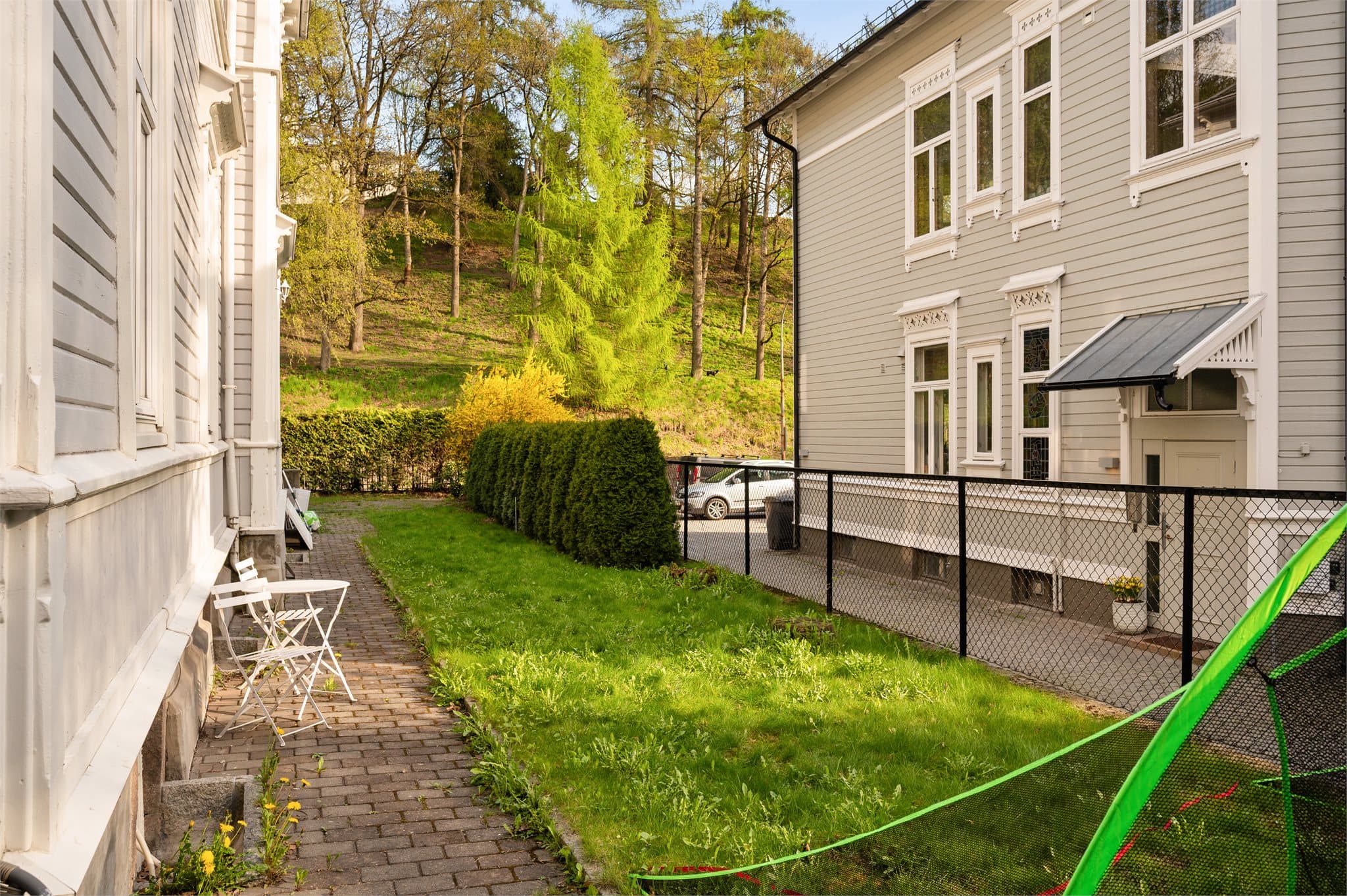 Seksjon 1 og 2 (1.etasje) har vedtektsfestet bruksrett (30 år) til bruk av en del av hagen på boligens østside. Resten av hagen/eiendommen er felles areal for beboere.