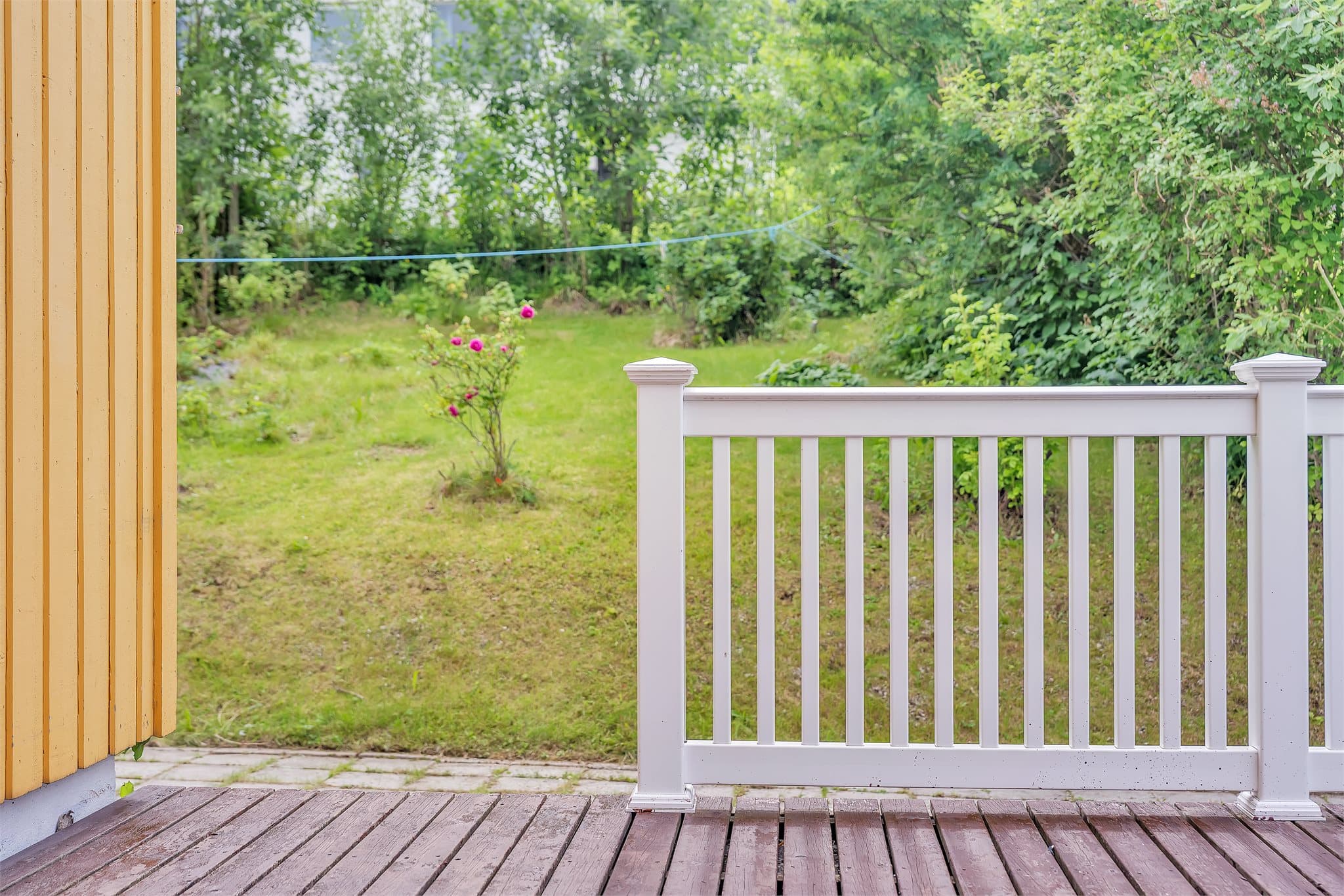 Eiendommen har en nydelig hage med jordbærland og diverse beplantninger