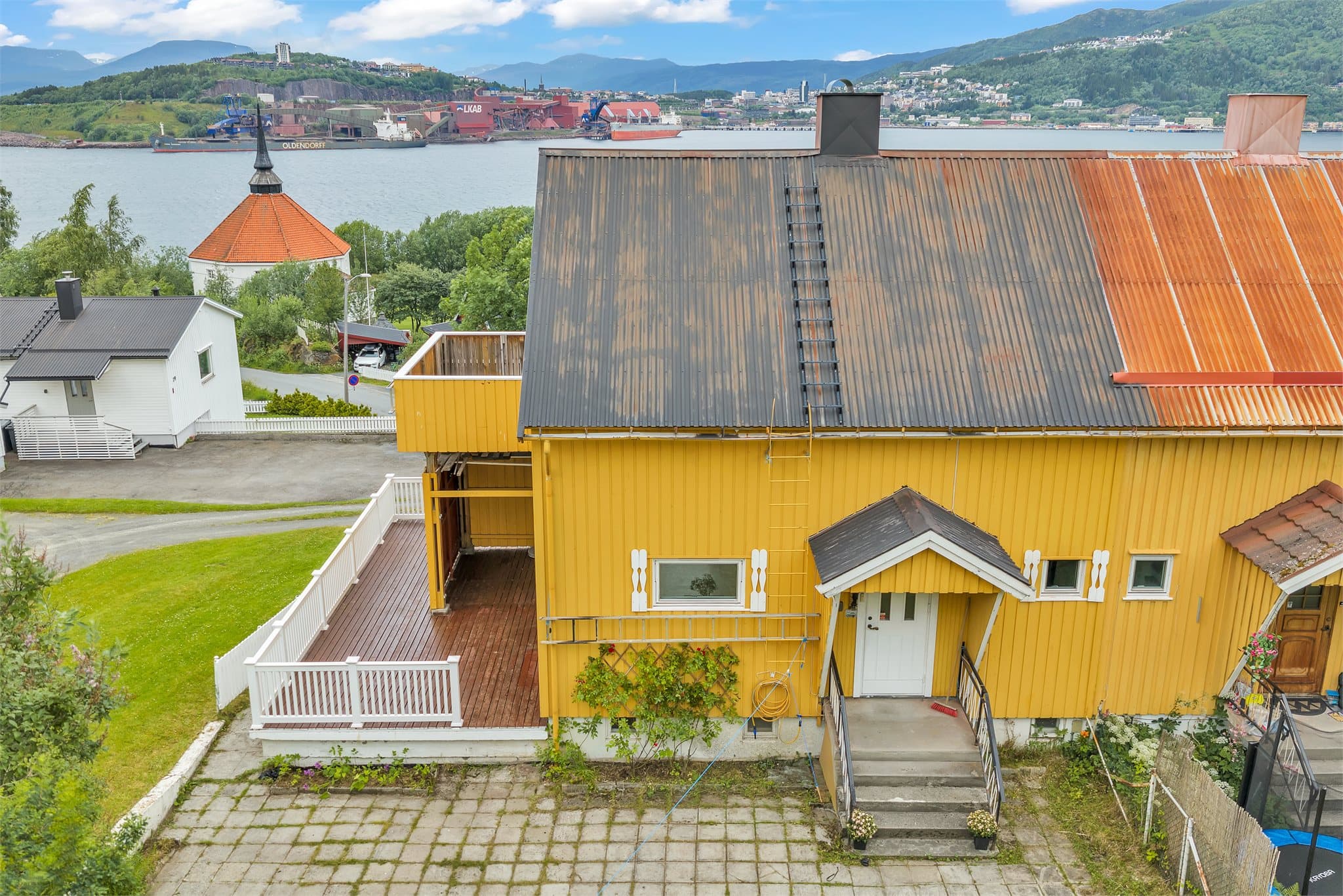 Boligen går over 3 plan og har fine uteområder med plen både i front og bak huset
