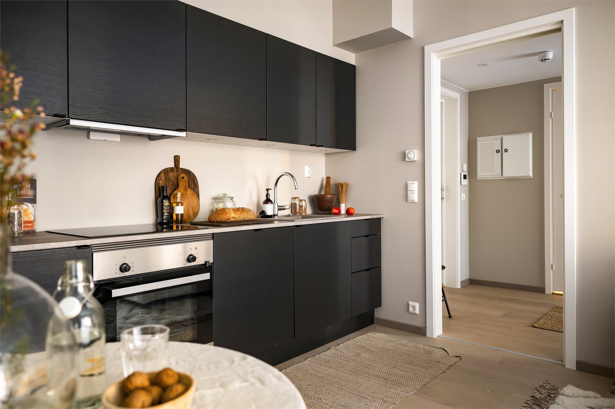 Det har integrerte hvitevarer som kjøleskap/fryser, oppvaskmaskin og induksjonstopp, samt en innebygd stekeovn.