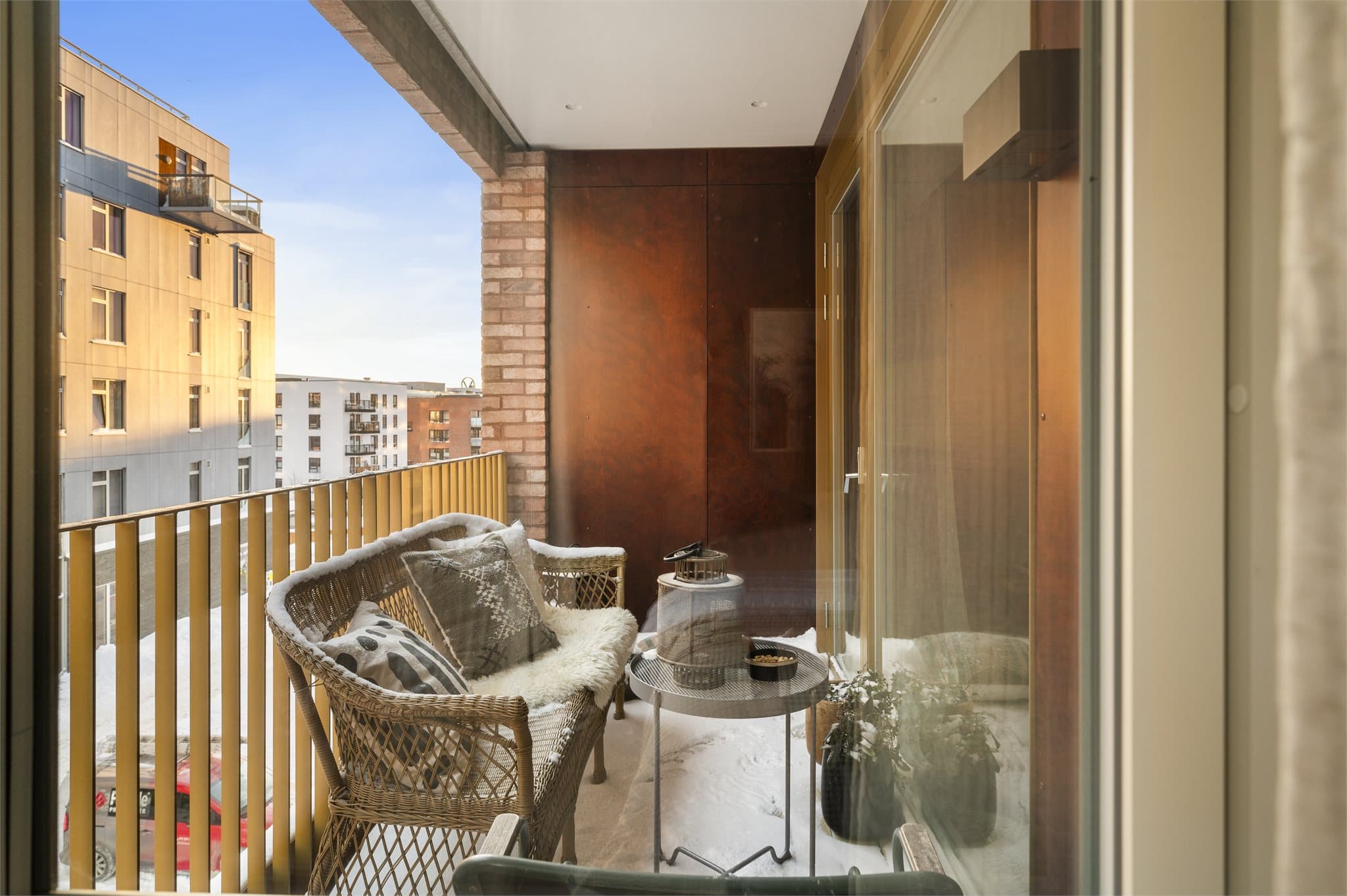 Fra stuen er det utgang til en solrik balkong på ca. 5 kvm. Balkongen har god plass til utemøbler, grill og planter.