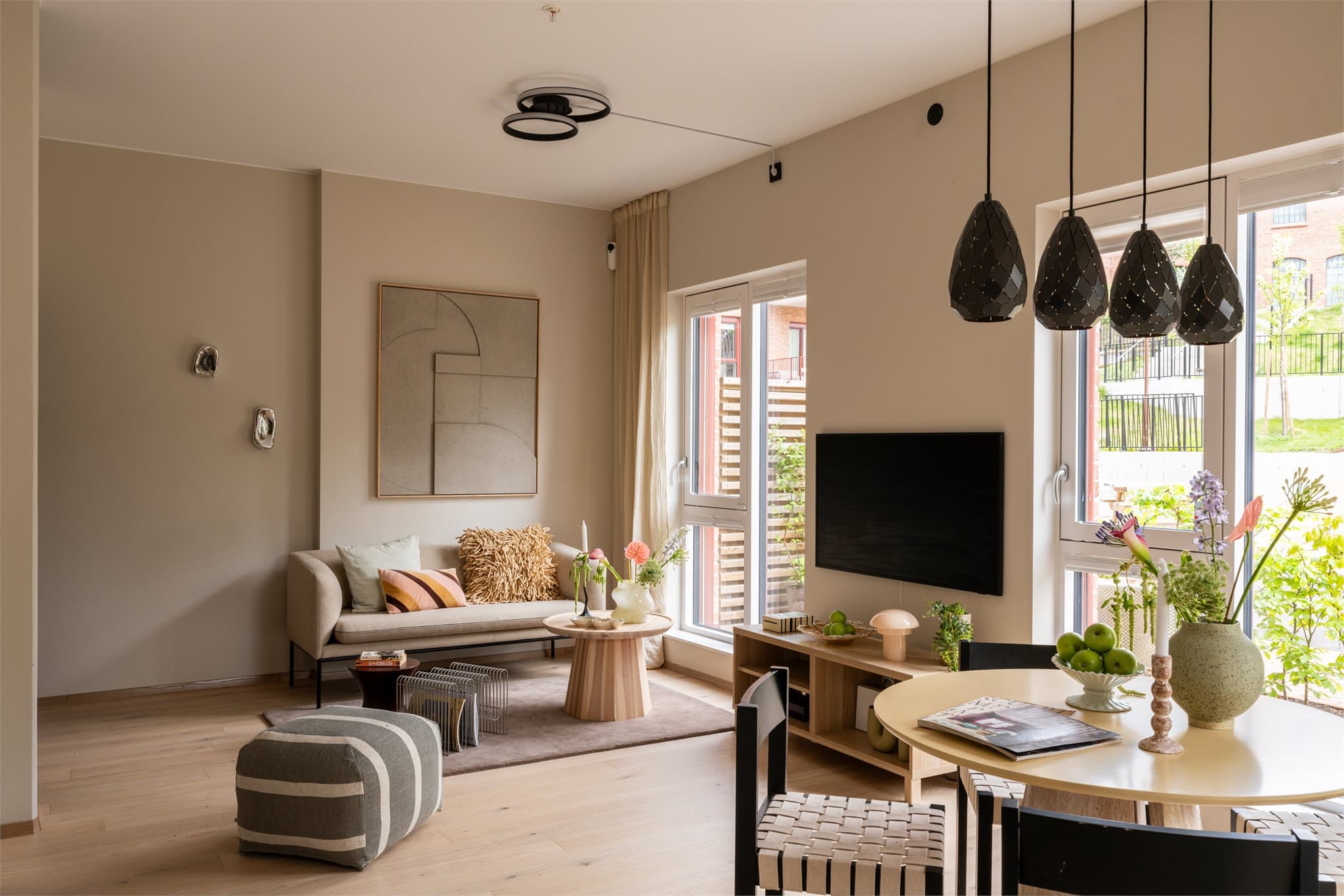 Hele leiligheten vender ut mot en rolig bakgård i et stille og behagelig boligområde.