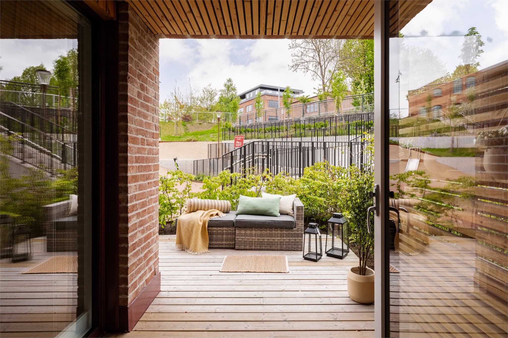 Fra stuen er det utgang til en herlig uteplass på ca. 18 m² med god plass til å innrede etter egne ønsker.