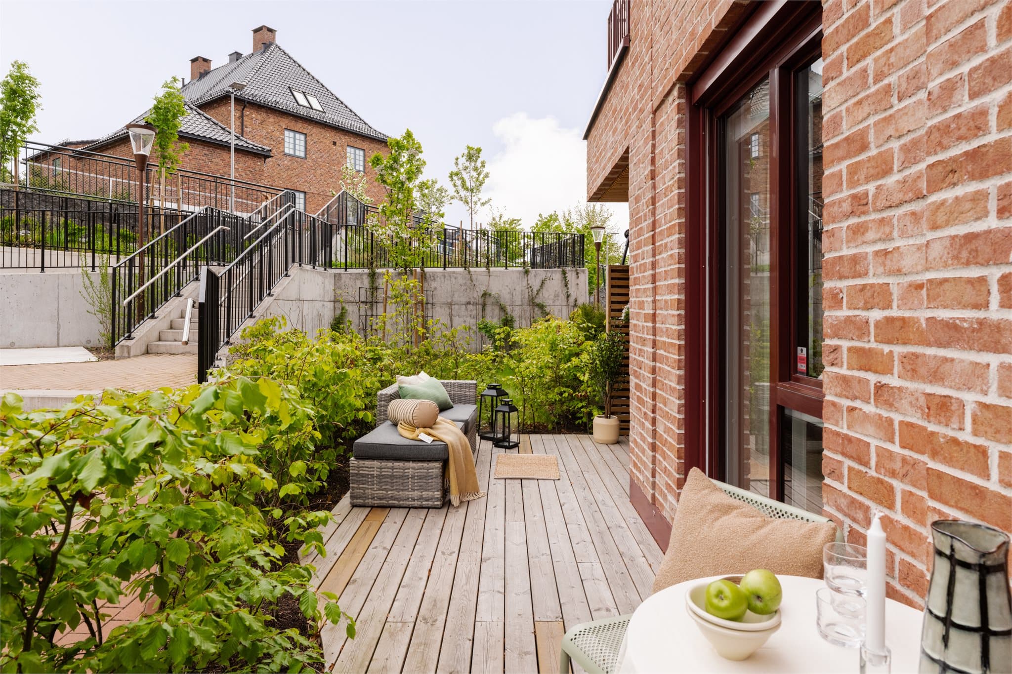 På vår- og sommerhalvåret blir terrassen som et ekstra oppholdsrom med plass til lek og sosiale lag.