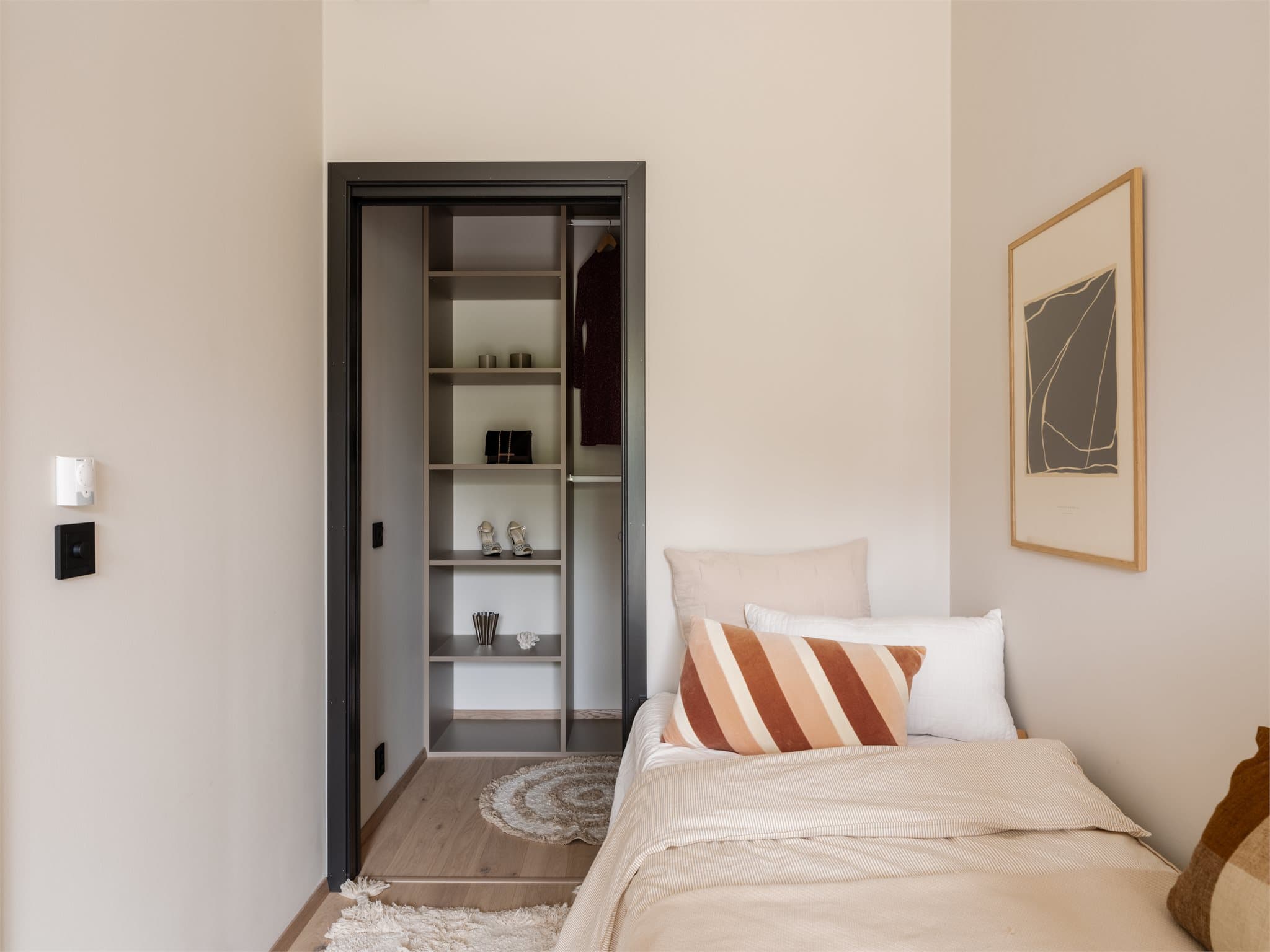 Videre har rommet adkomst til et flott walk-in closet / bod.