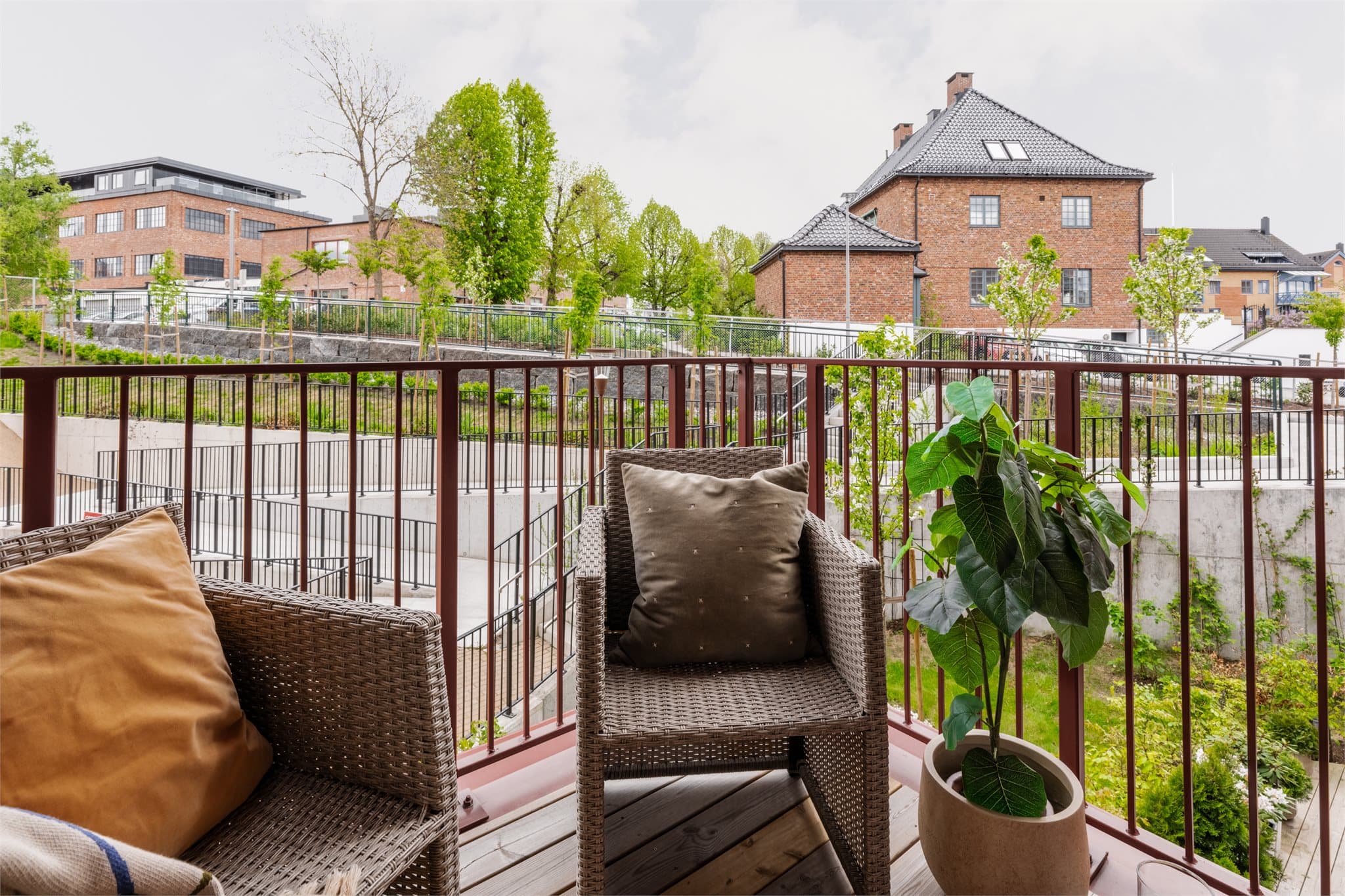 Balkongen er overbygget, og kan derfor også nytes utover sensommeren og høsten.