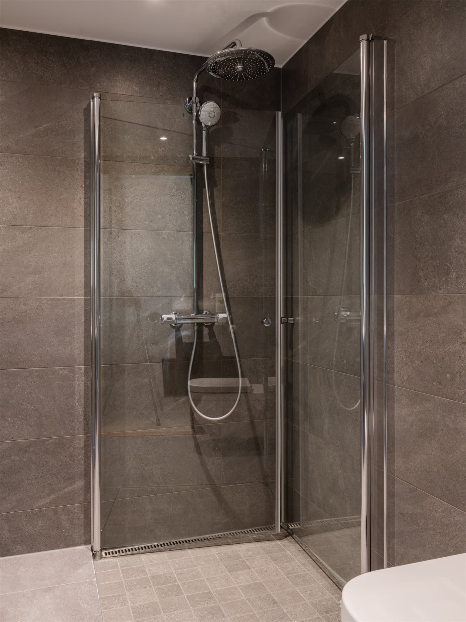 Badet har flislagte overflater og vannbåren varme i gulv.