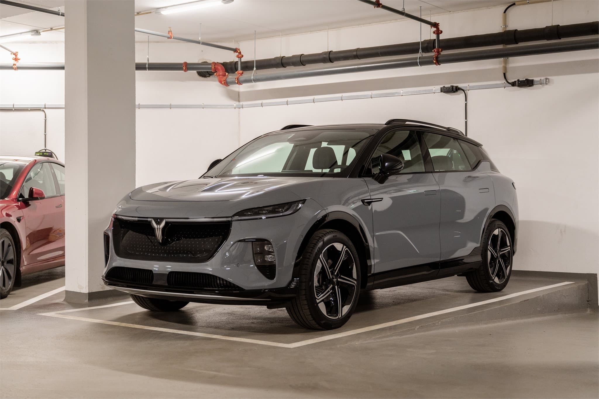 Det medfølger parkeringsplass i kjeller. Dersom man ikke har behov for parkeringsplass, er det mulighet for å videreføre dagens leieavtale.