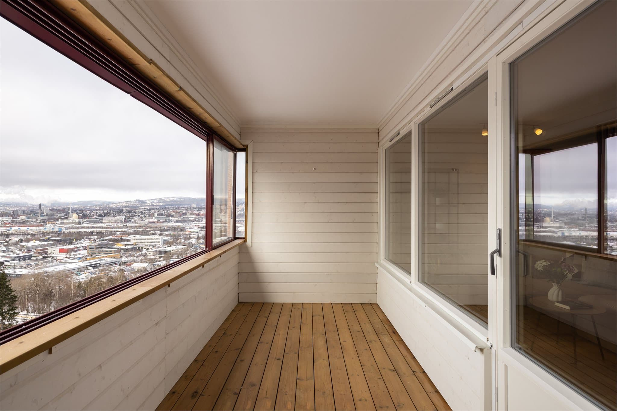 Den innglassede balkongen på 10 m² fungerer som en forlengelse av stuen store deler av året.