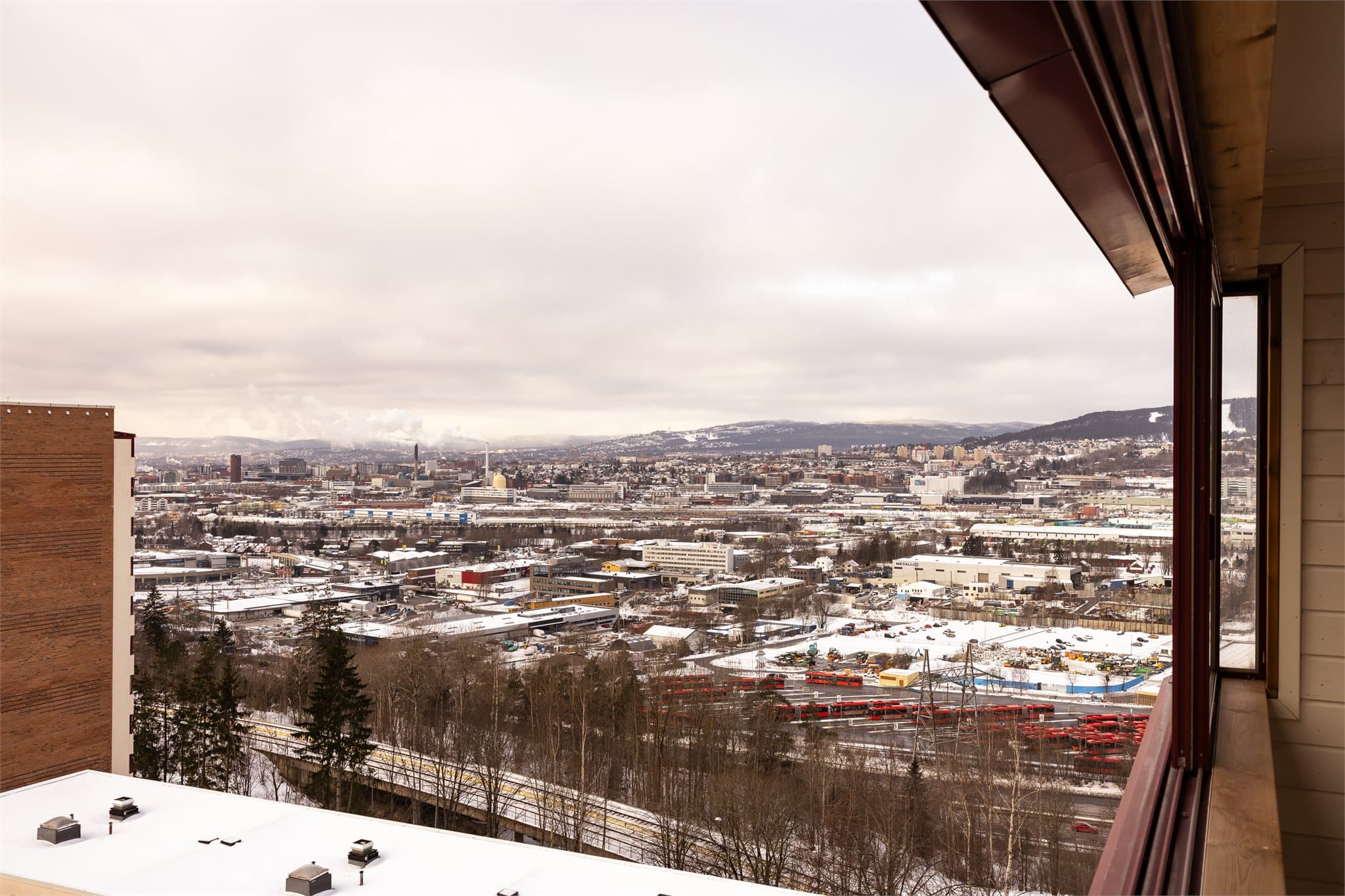 Utsikten strekker seg over nærområdet og mot åsene i det fjerne.