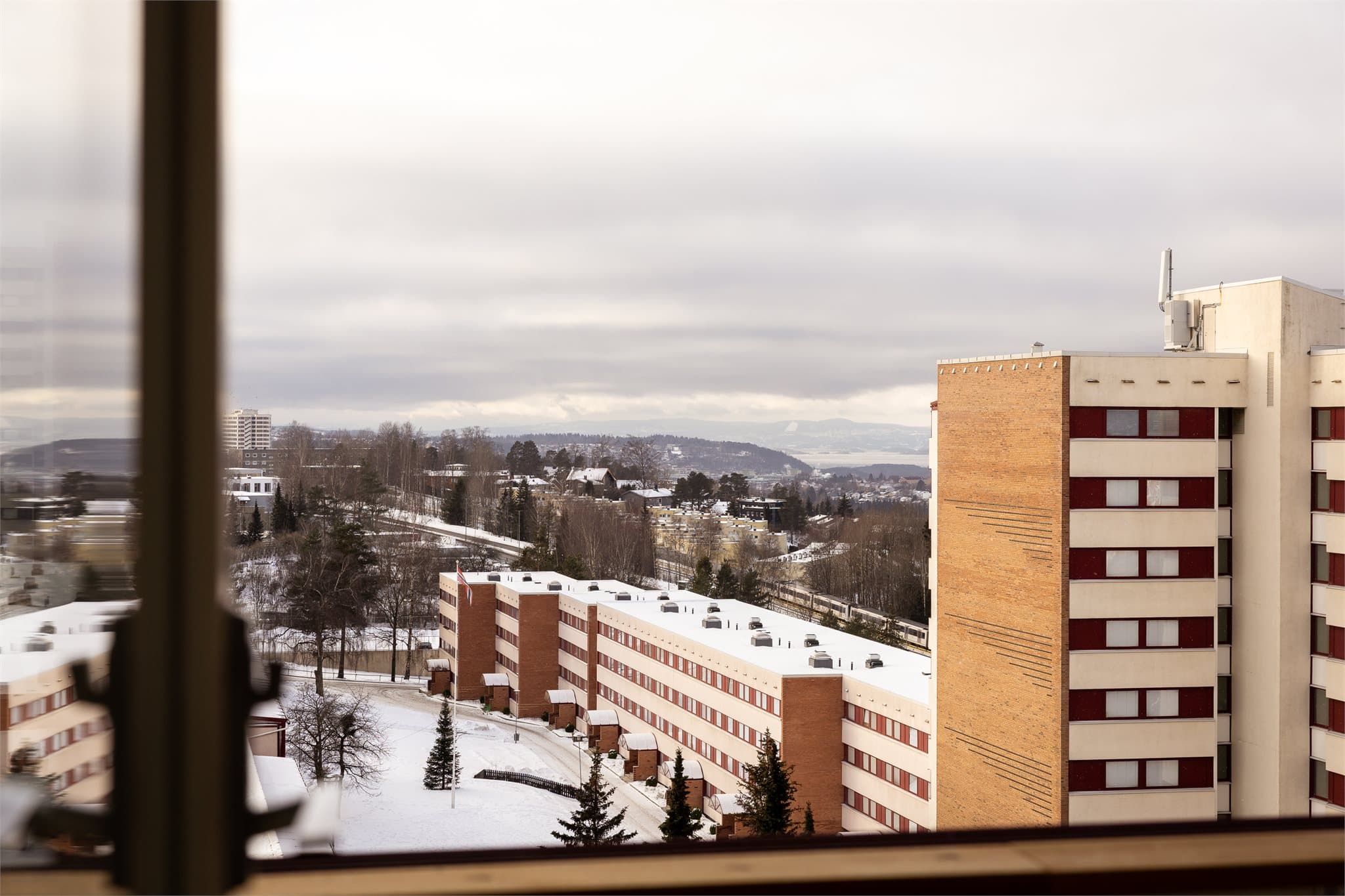 Også fra innsiden kan man nyte den flotte utsikten.