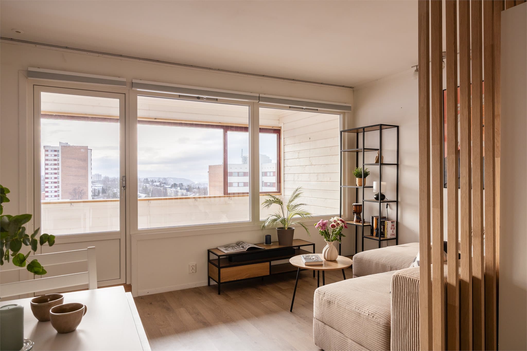 Store vindusflater gir rikelig med naturlig lys inn i oppholdsrommet.