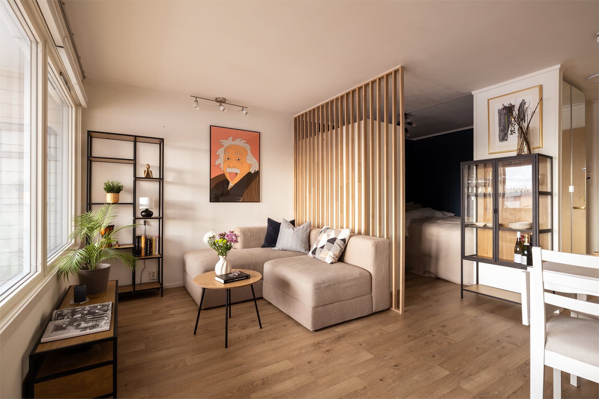 Leiligheten har et svært lyst og godt oppholdsrom.