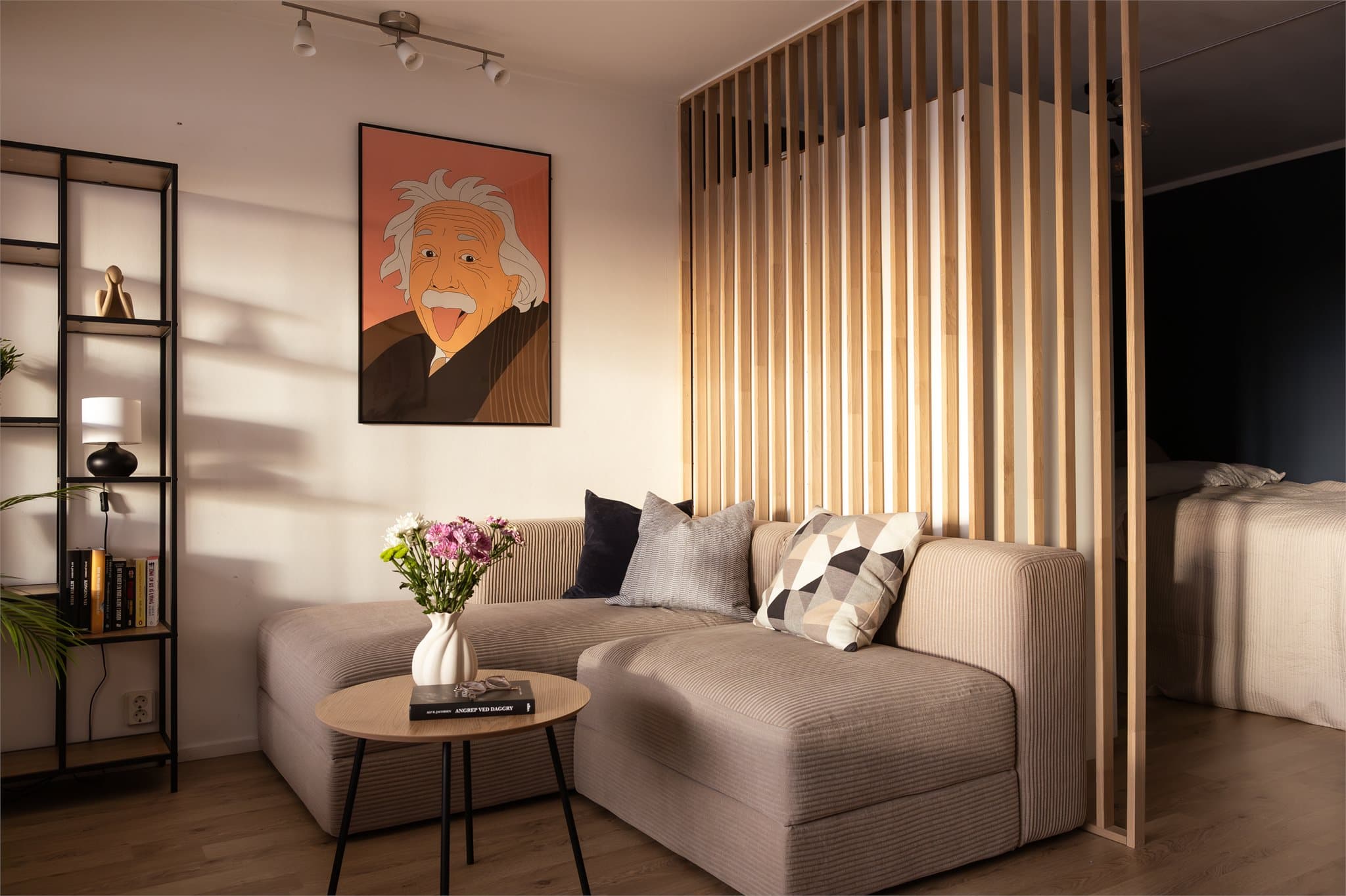 En stilig spilevegg skiller sovealkoven fra stuen på en elegant måte.