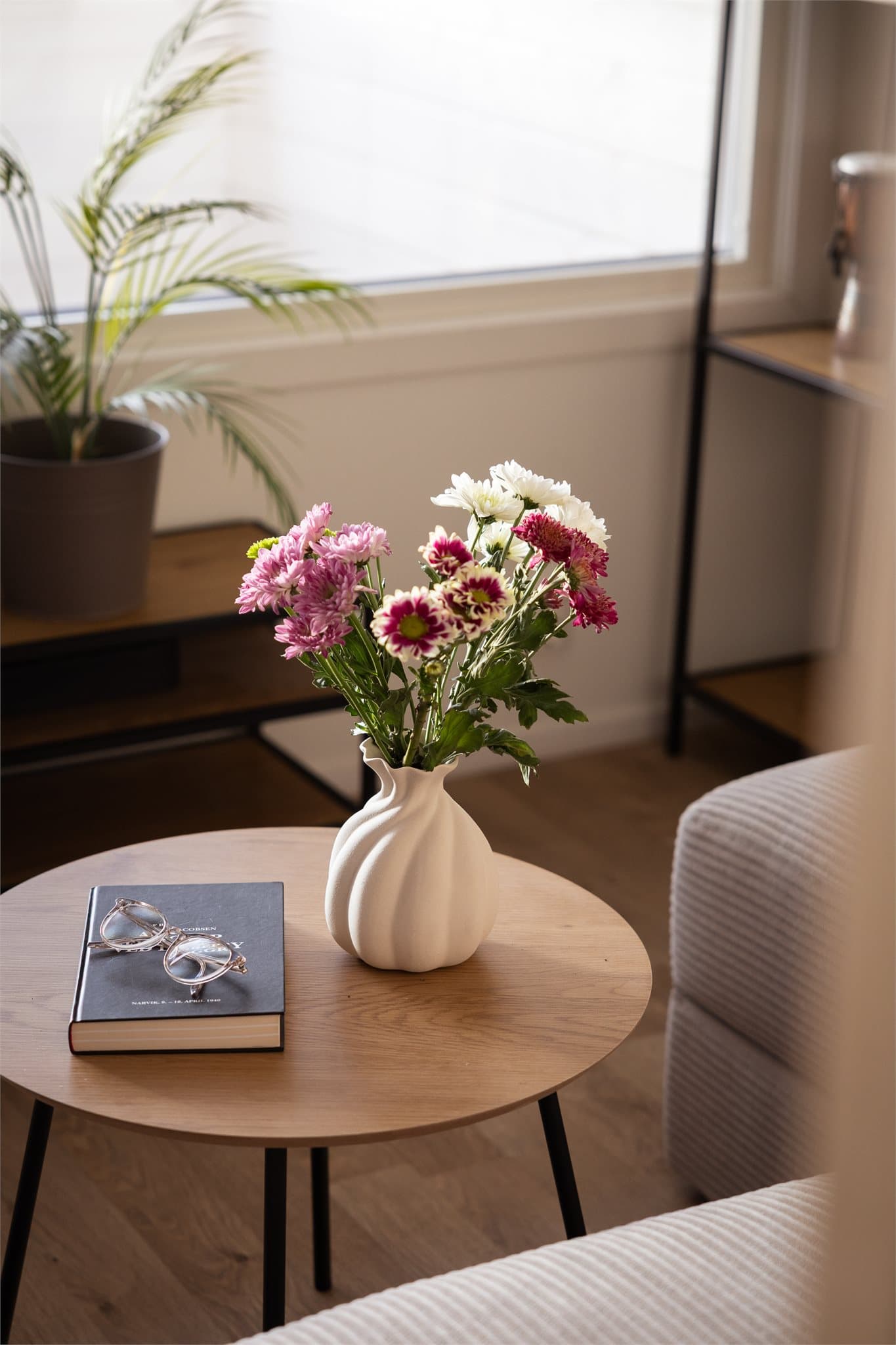 Detaljene i interiøret skaper en helhetlig og innbydende atmosfære.