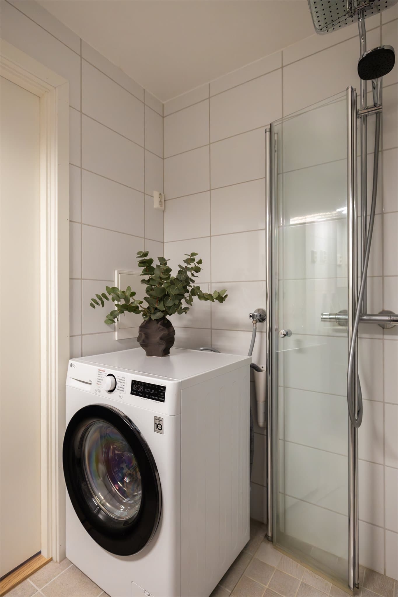 Gulvet er flislagt og har tilfredsstillende fall mot sluket.