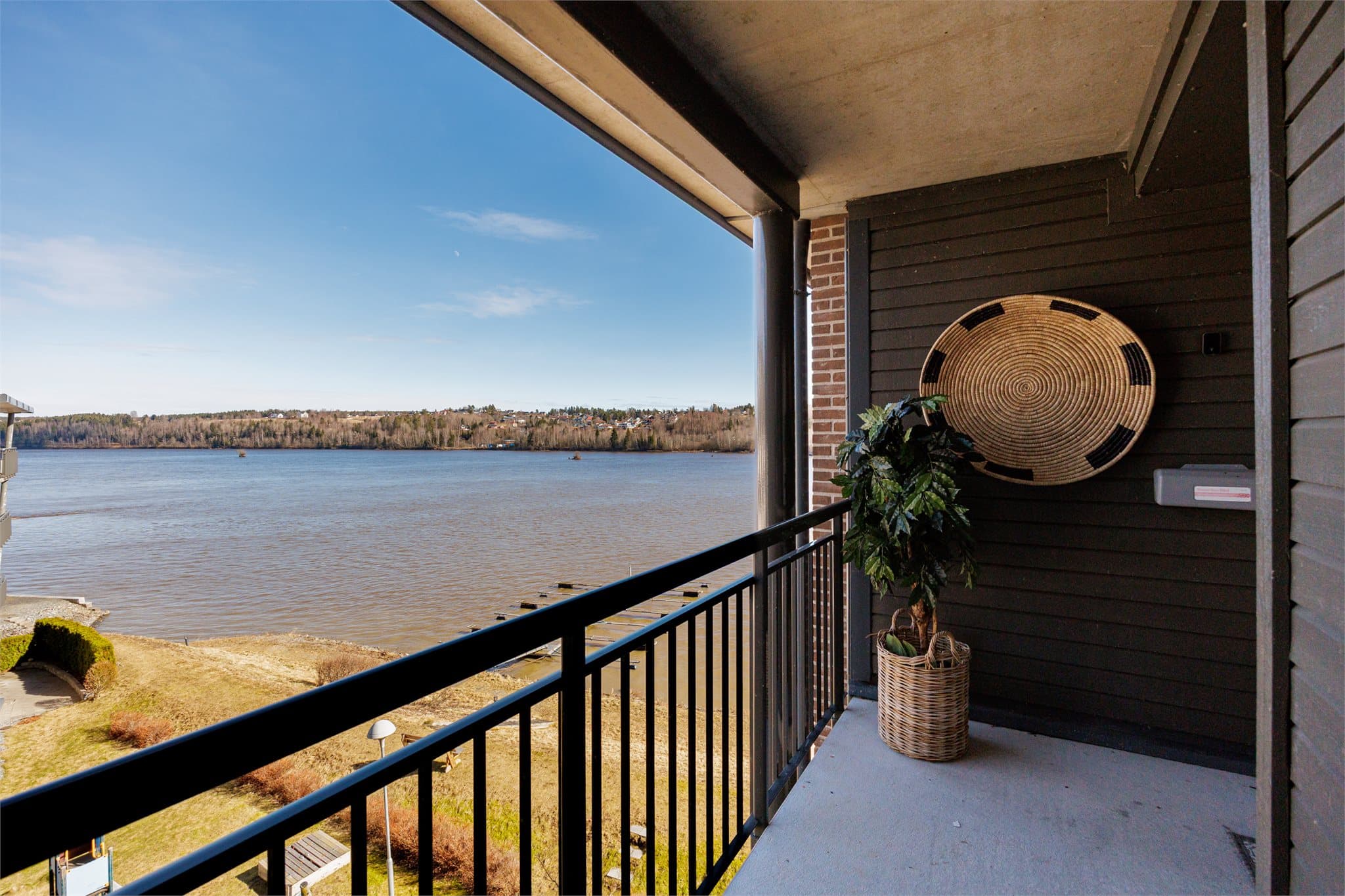 Leiligheten er endeleilighet og derav ingen forbipasserende naboer.