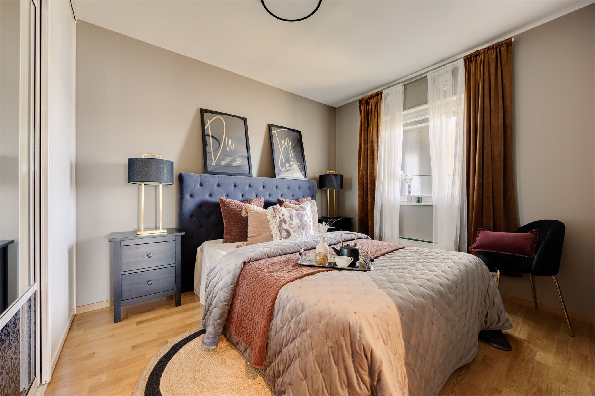 Boligen har to romslige soverom, begge malt i delikate og rolige farger.