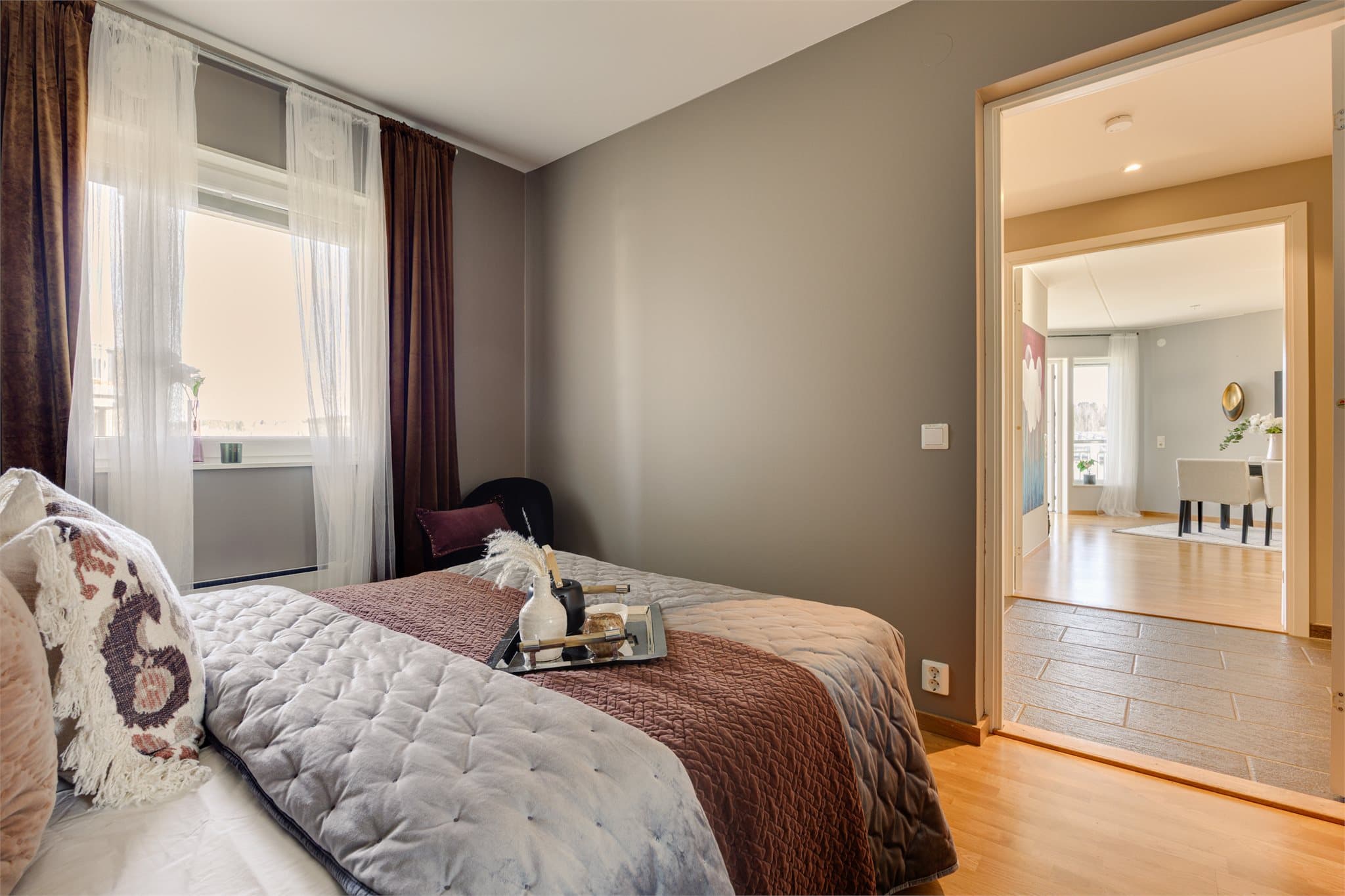 Det ene soverommet har skyvedørsgarderobe med speil- og glatte fronter.