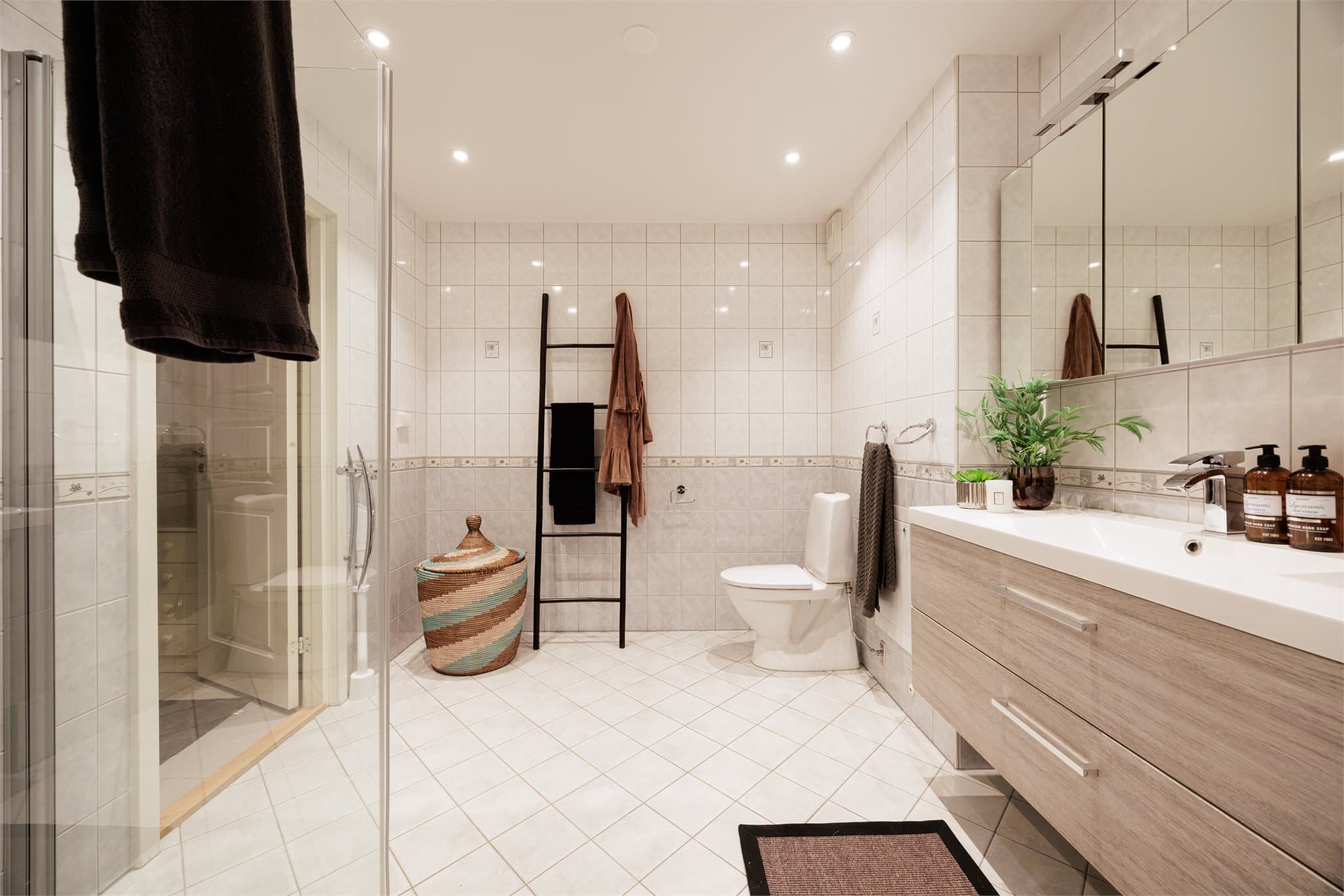 Romslig bad med flislagte overflater og god planløsning.