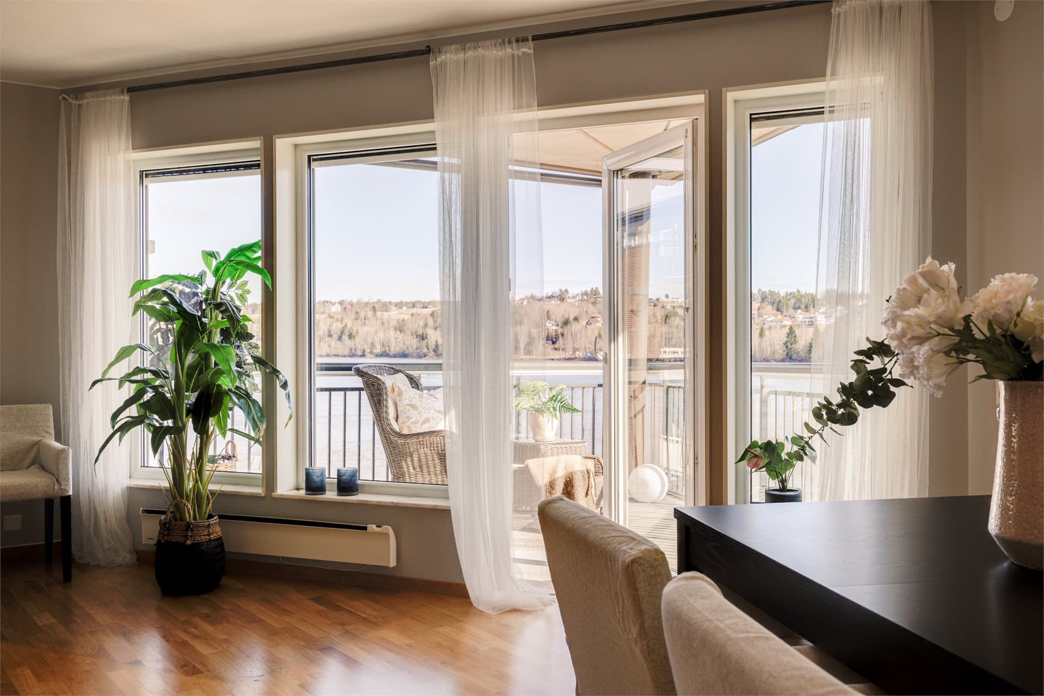 Fra kjøkken og spisestuen er det adkomst til balkong nr 2.