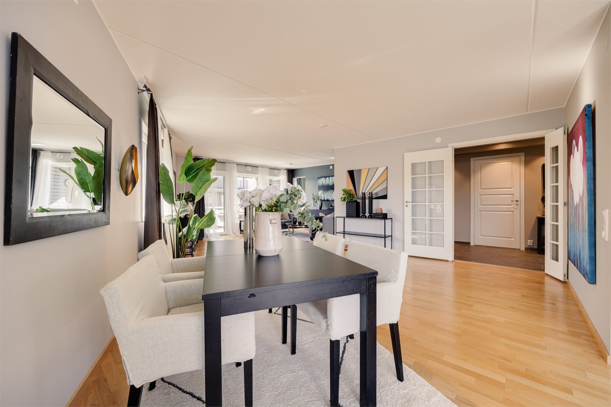 Stuen har god plass til både sofagruppe og spisestue, i naturlig tilknytning til kjøkkenet, samt mulighet for en hyggelig lesekrok eller lignende.