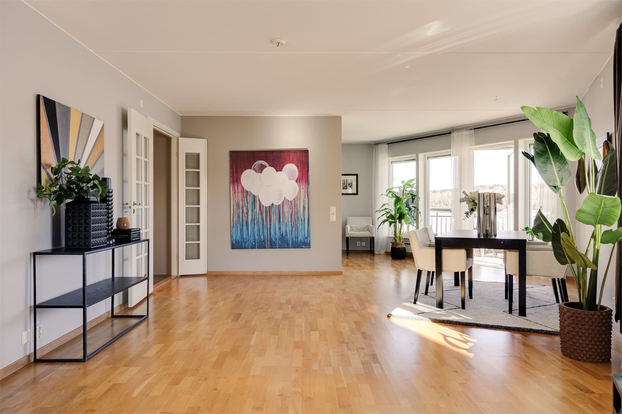 Stuen gir plass til et langbord eller inndeling i flere soner som f.eks lesekrok eller lignende.