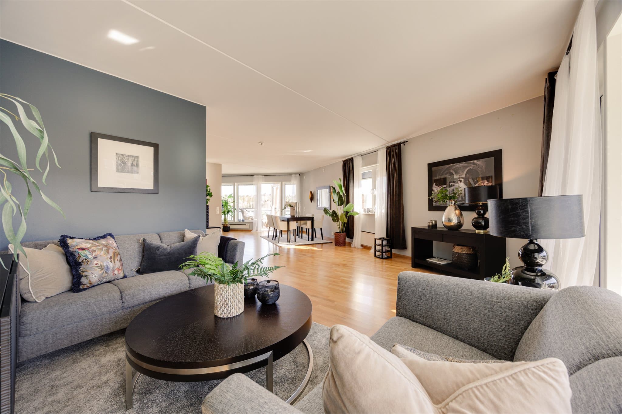 Stor stue med utgang til to solrike balkonger og flott utsikt, klassisk hvitt kjøkken, to gode soverom og bad med praktisk bod/garderobe.