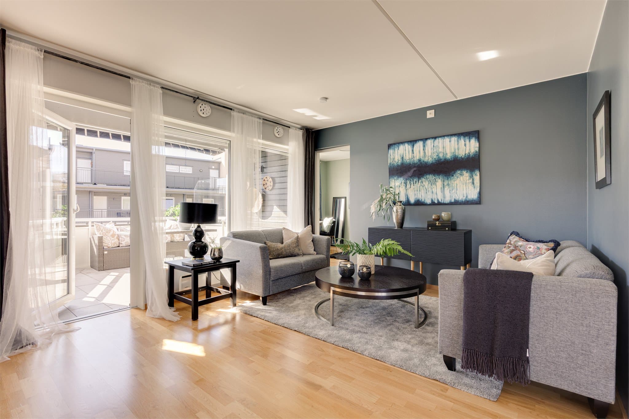 Gulvet er belagt med trestavs parkett, og veggene er malt i lyse, delikate toner med en kontrastvegg som gir rommet karakter.