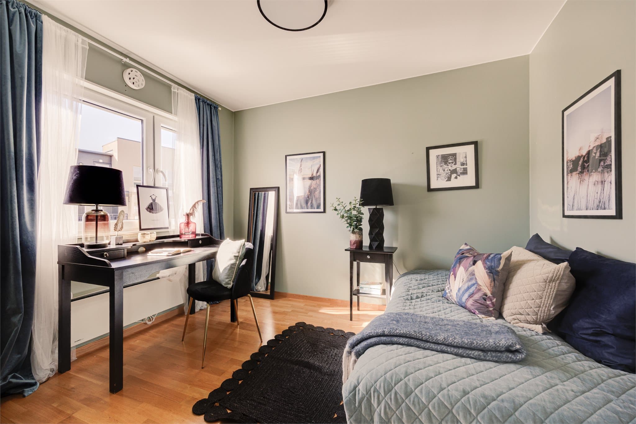 Begge rommene har god plass til seng og øvrig møblement.