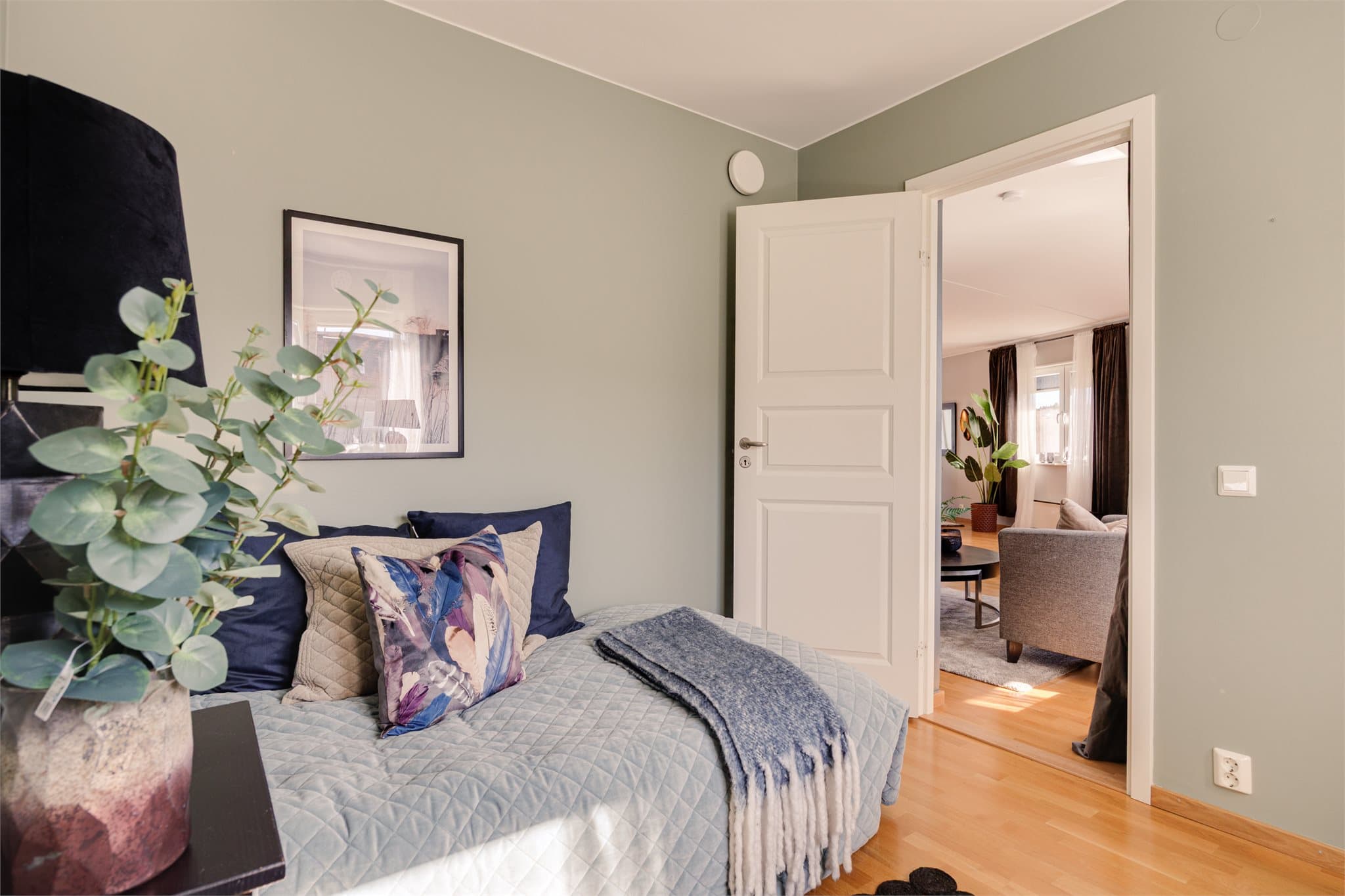 Gulvene er belagt med trestavs parkett, som gir et lunt og helhetlig preg.