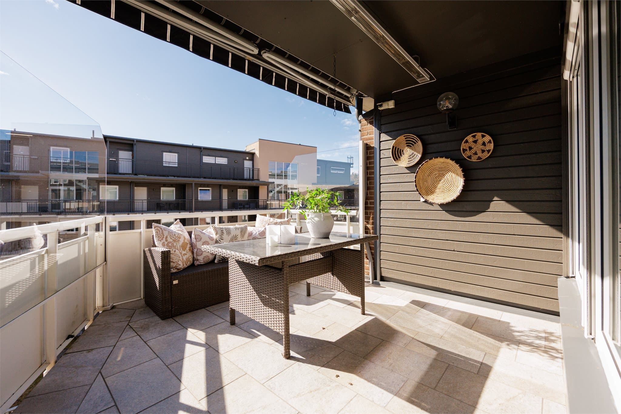 Fra stuen er det utgang til to balkonger. En balkong på ca. 12 kvm som oppleves privat og rolig, med utsikt mot vannet og hyggelige fellesarealer.