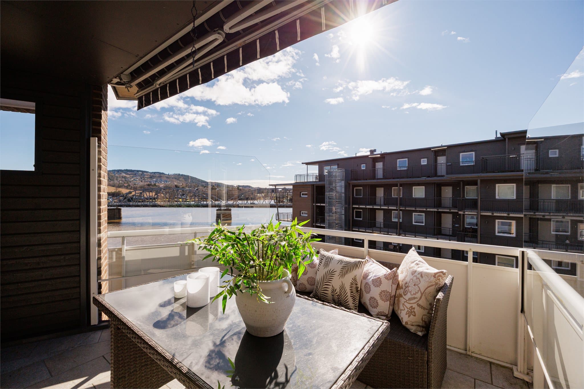 Leiligheten ligger i 4 etasje, så her kan du følge solen fra morgen til kveld og nyte uteplassene i fred og ro.